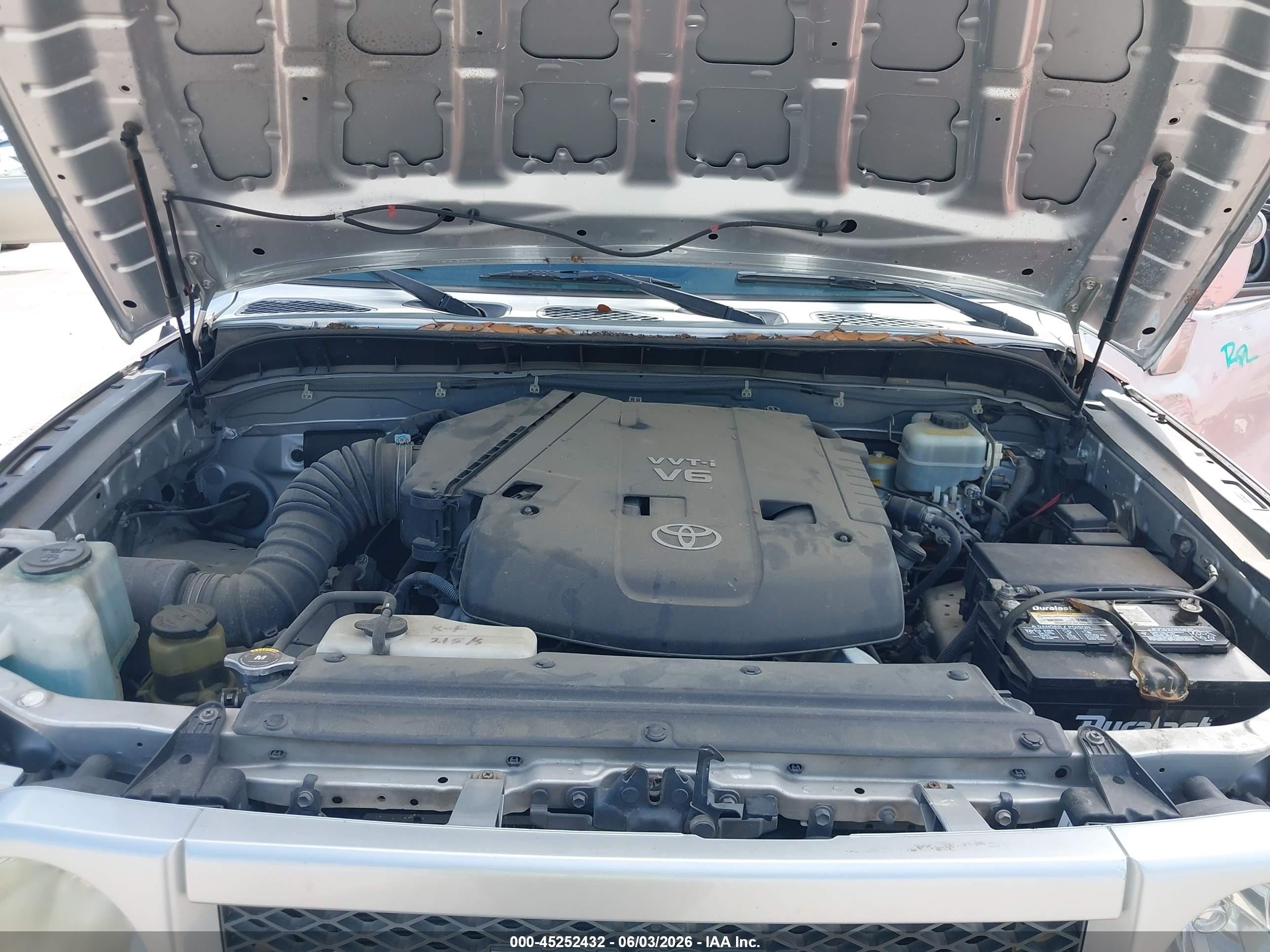 2008 Toyota Fj Cruiser   Silver vin: JTEBU11F28K008649