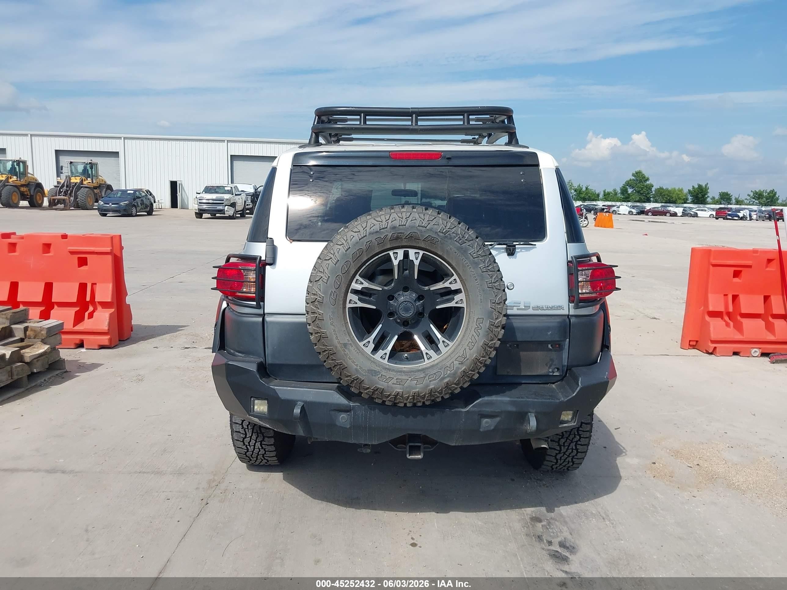 2008 Toyota Fj Cruiser   Silver vin: JTEBU11F28K008649