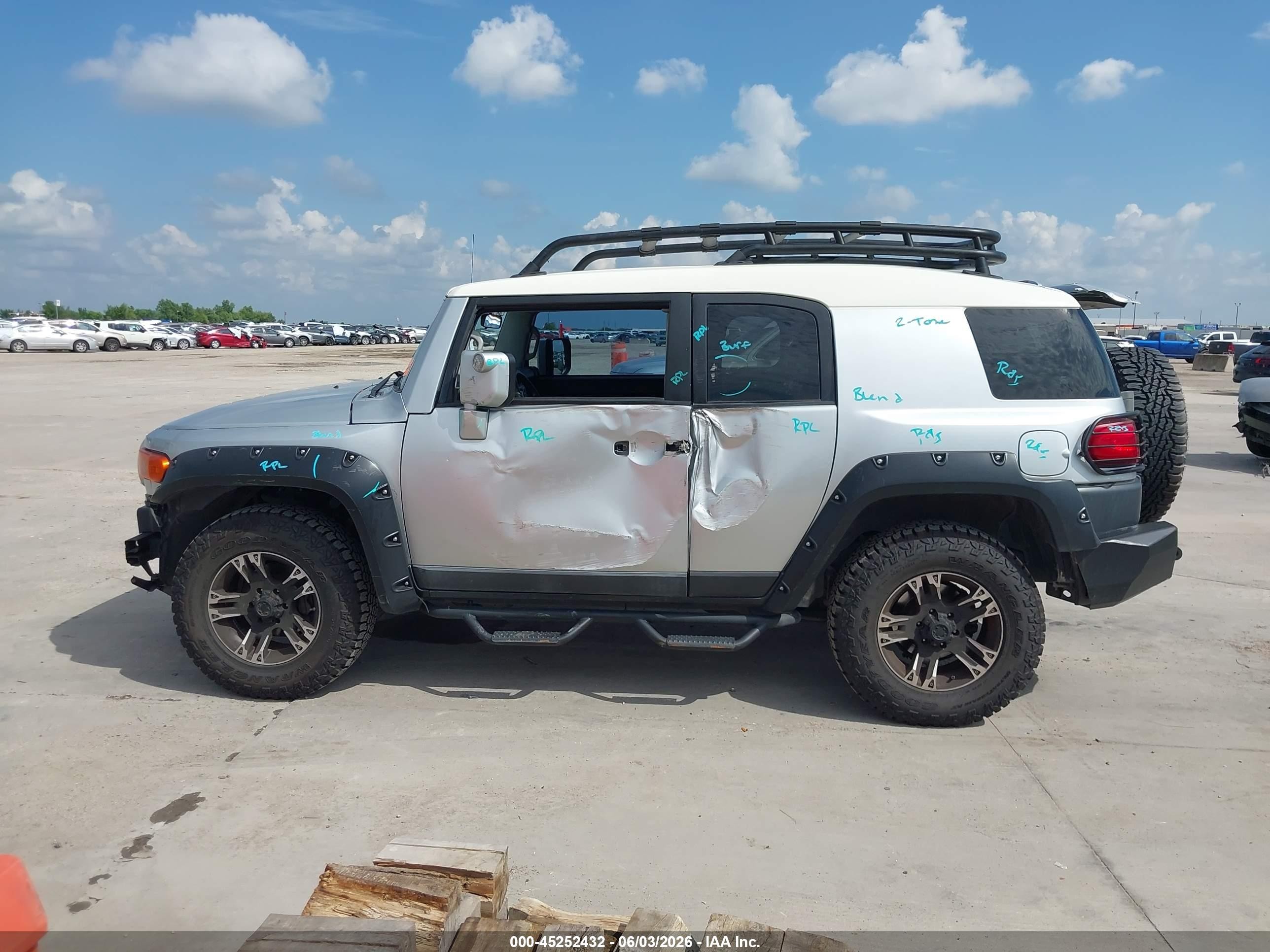 2008 Toyota Fj Cruiser   Silver vin: JTEBU11F28K008649