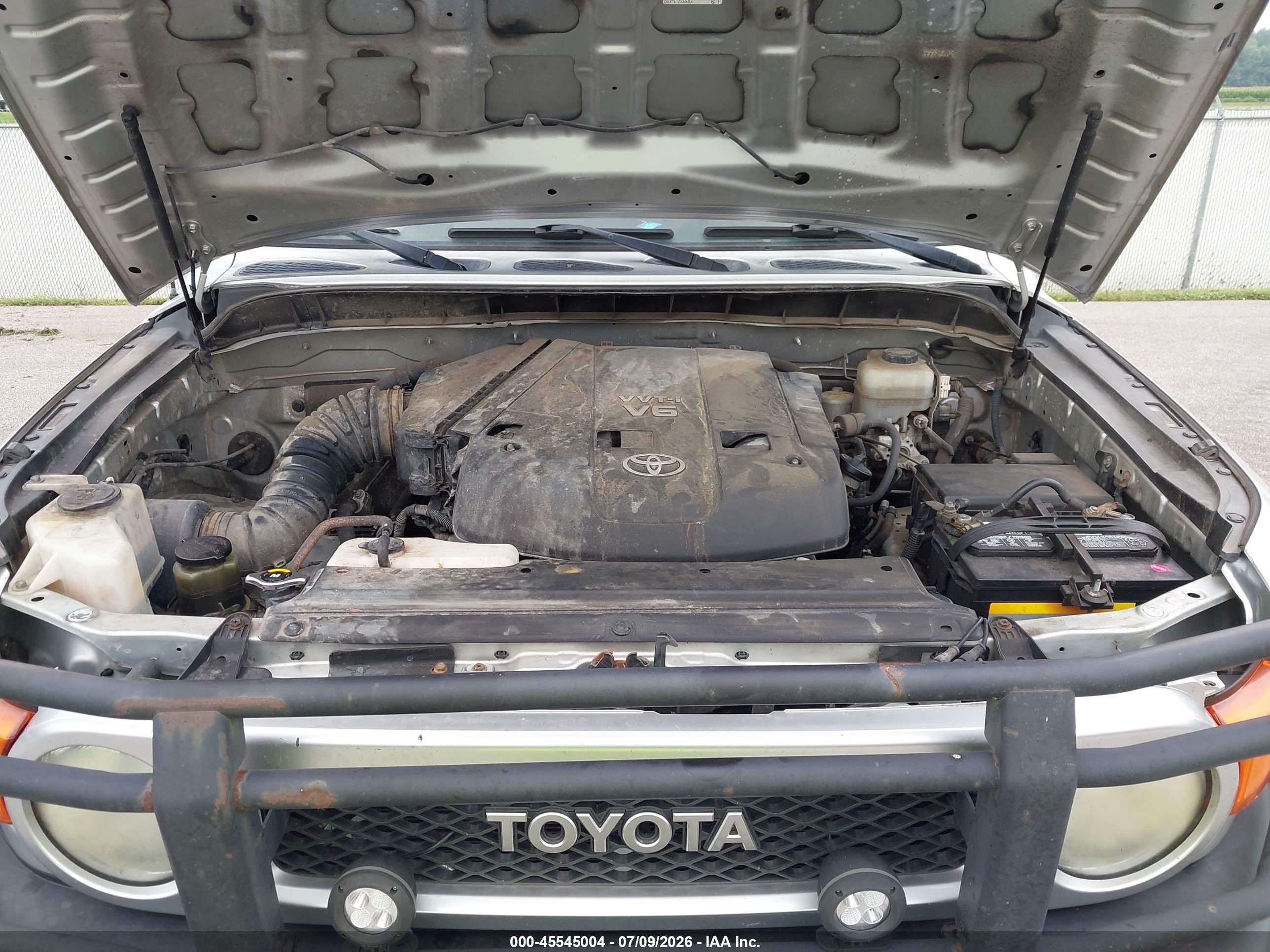 2008 Toyota Fj Cruiser   Silver vin: JTEBU11F28K015570