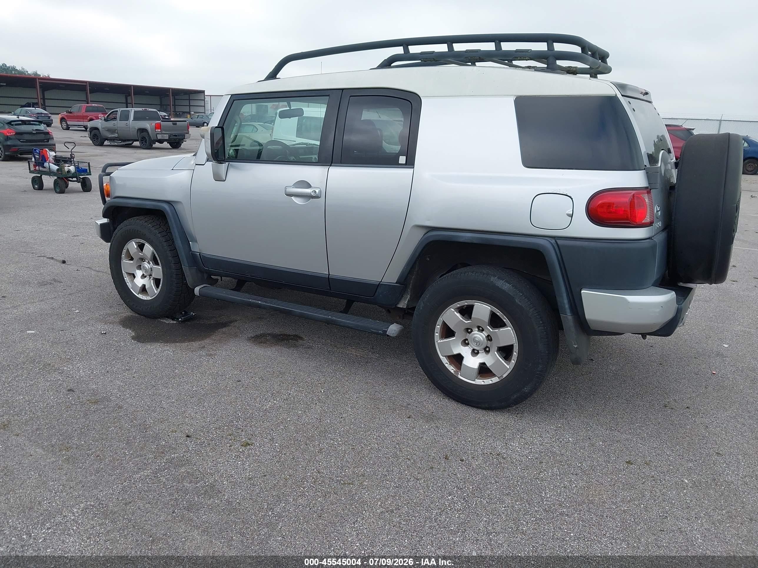 2008 Toyota Fj Cruiser   Silver vin: JTEBU11F28K015570