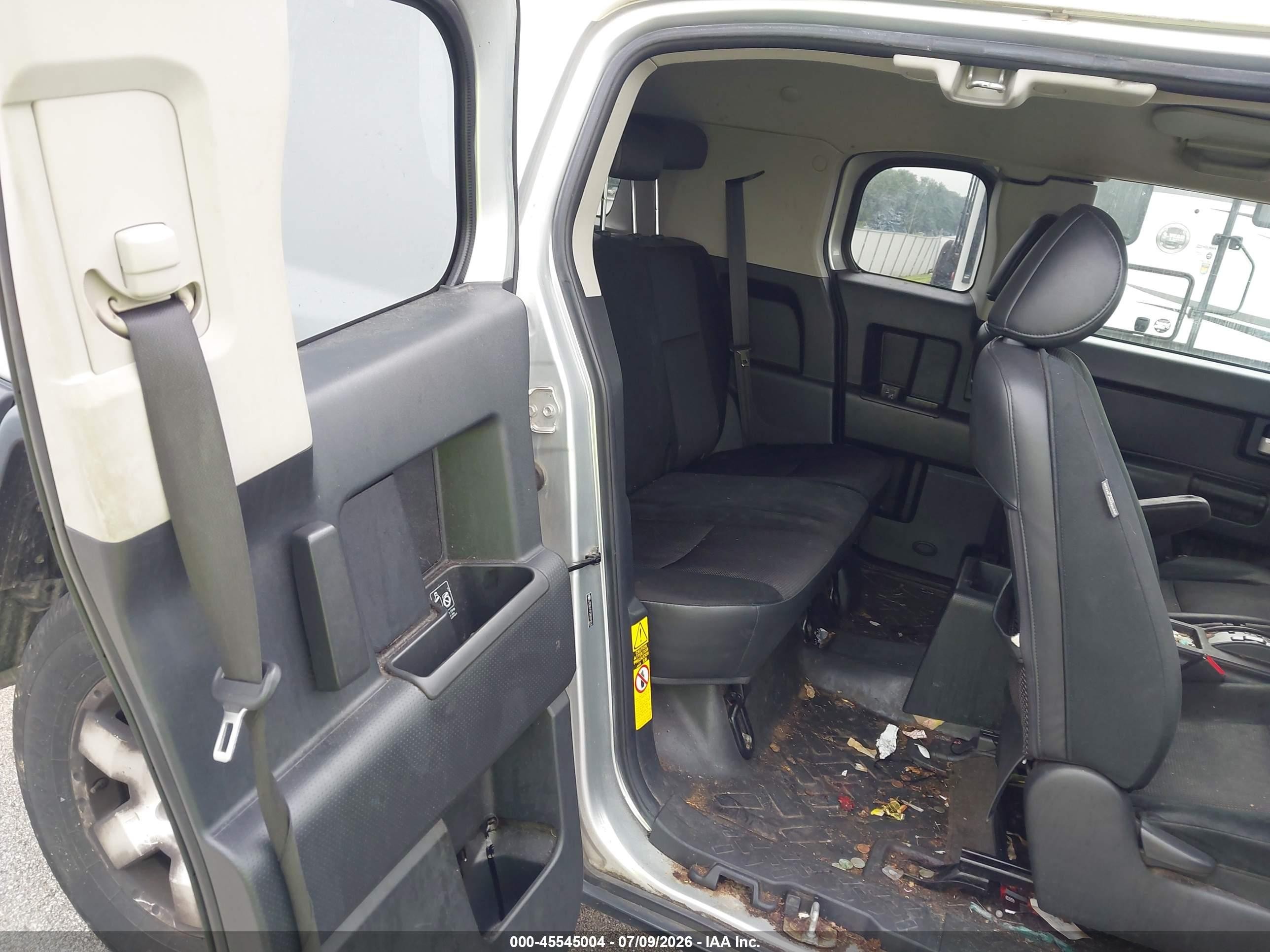 2008 Toyota Fj Cruiser   Silver vin: JTEBU11F28K015570