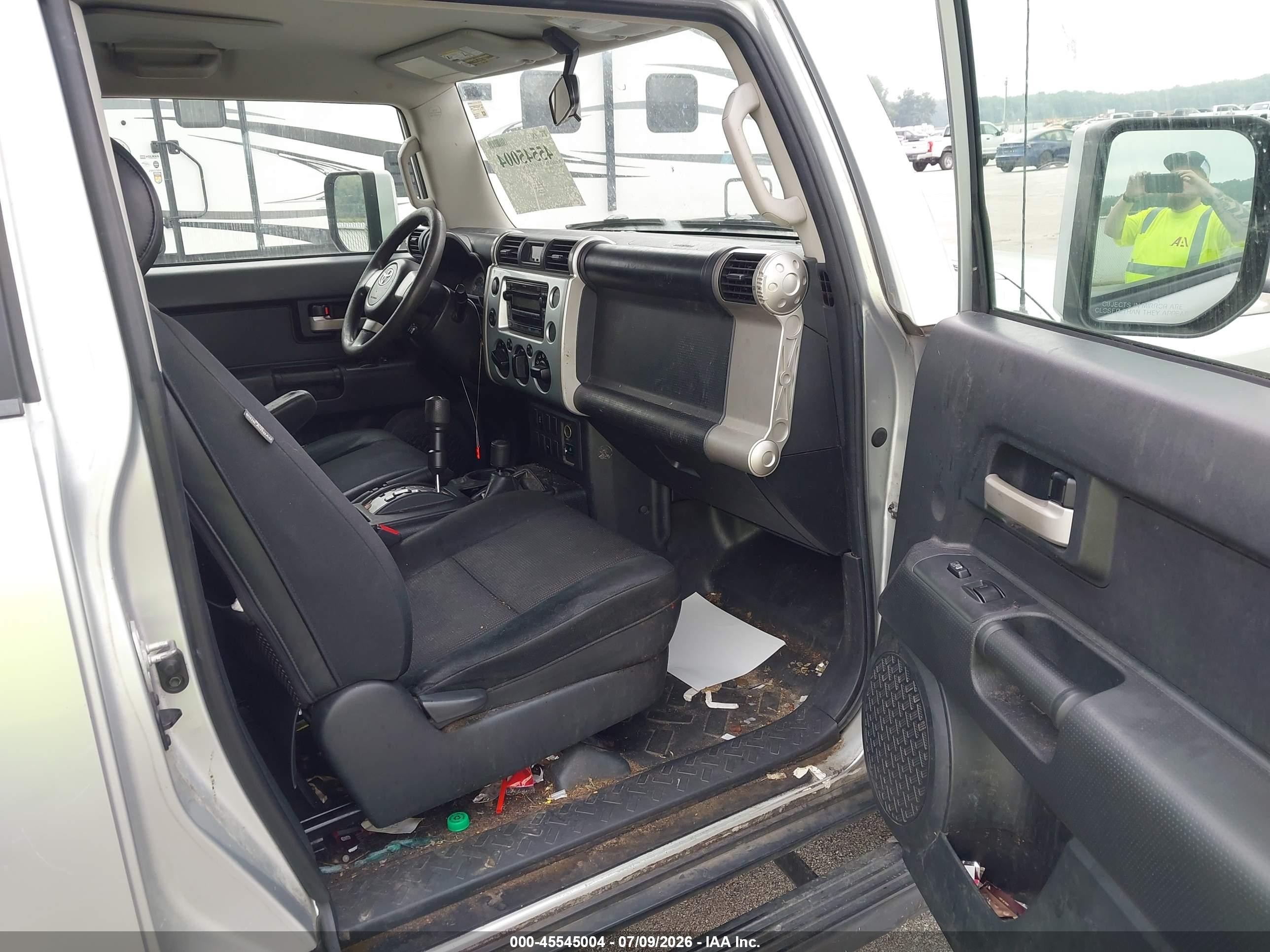 2008 Toyota Fj Cruiser   Silver vin: JTEBU11F28K015570