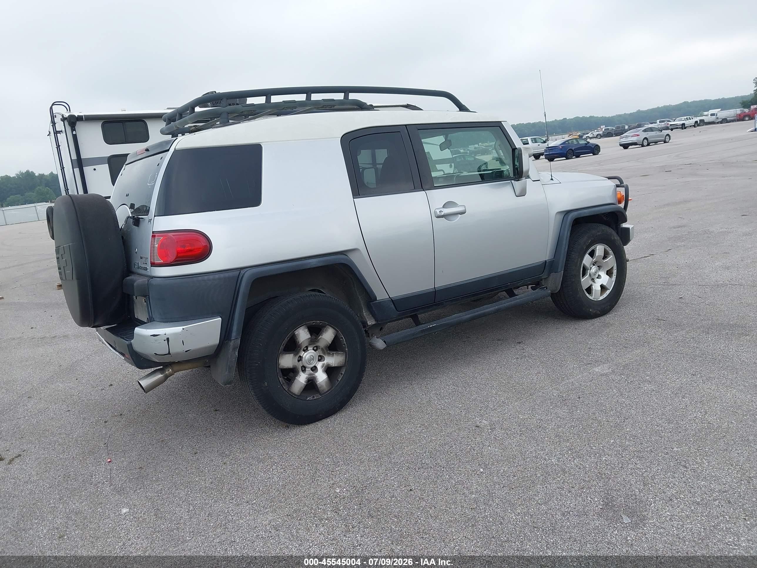 2008 Toyota Fj Cruiser   Silver vin: JTEBU11F28K015570