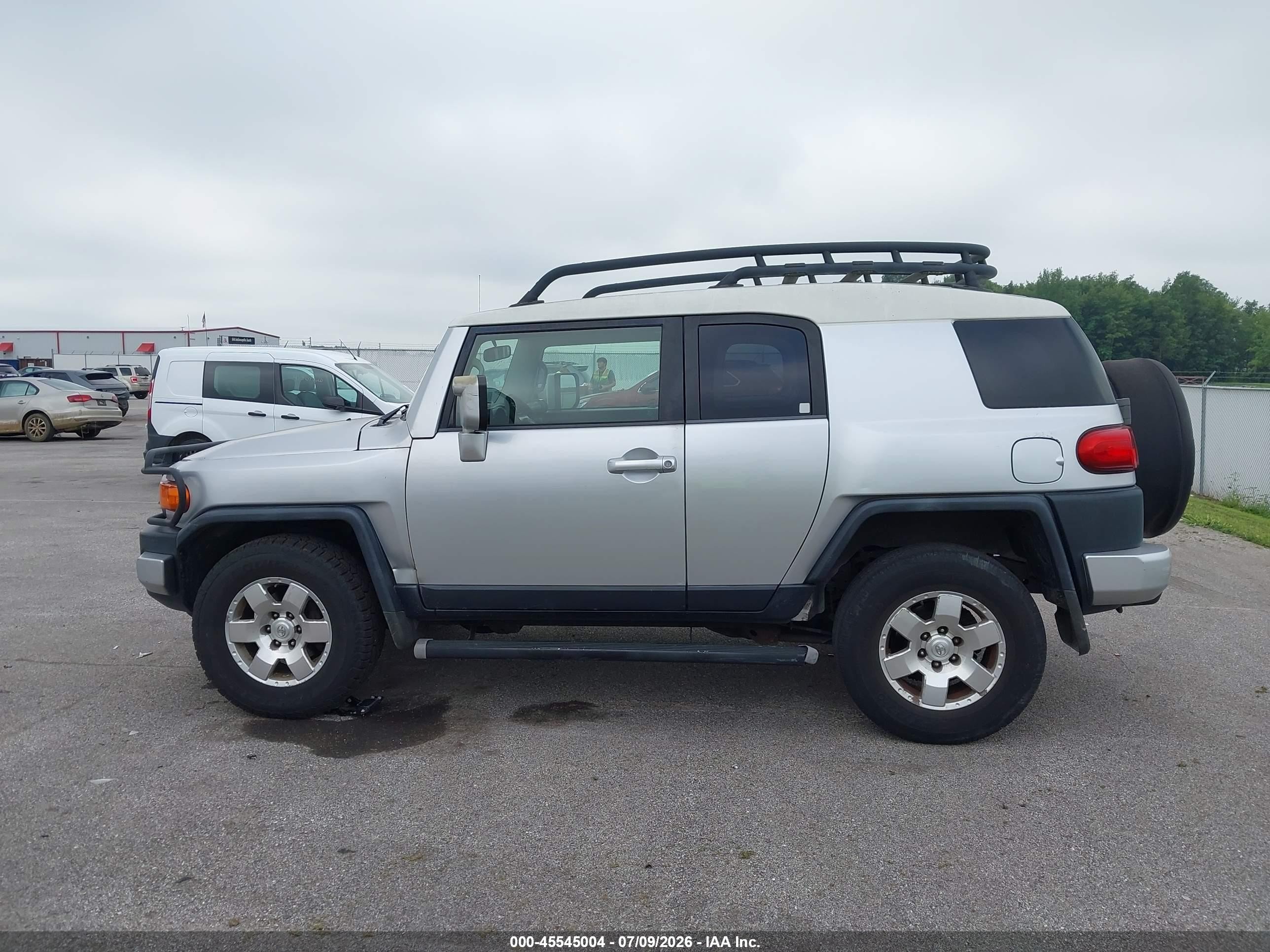 2008 Toyota Fj Cruiser   Silver vin: JTEBU11F28K015570