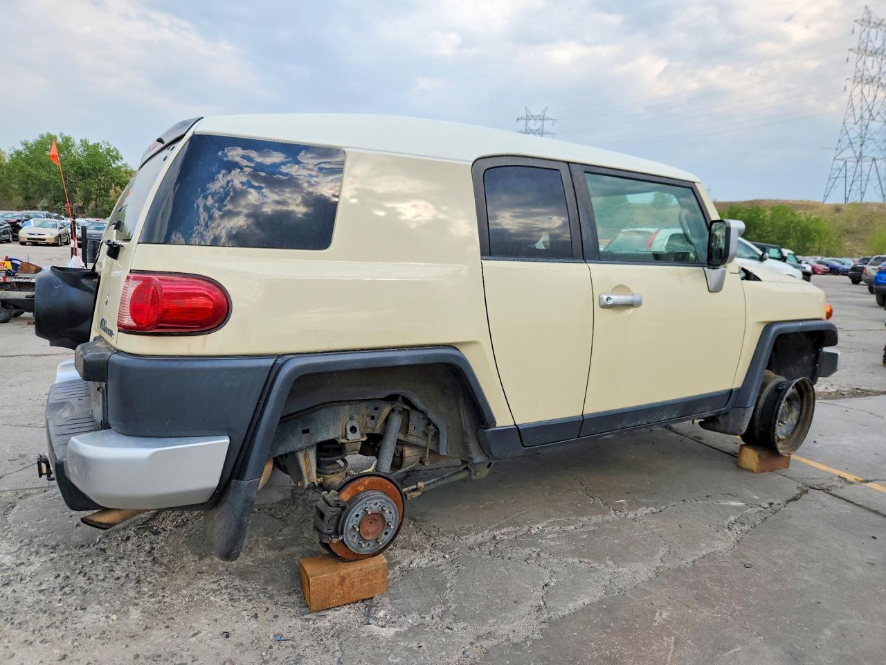 2009 Toyota Fj Cruiser Base Tan vin: JTEBU11F29K058887