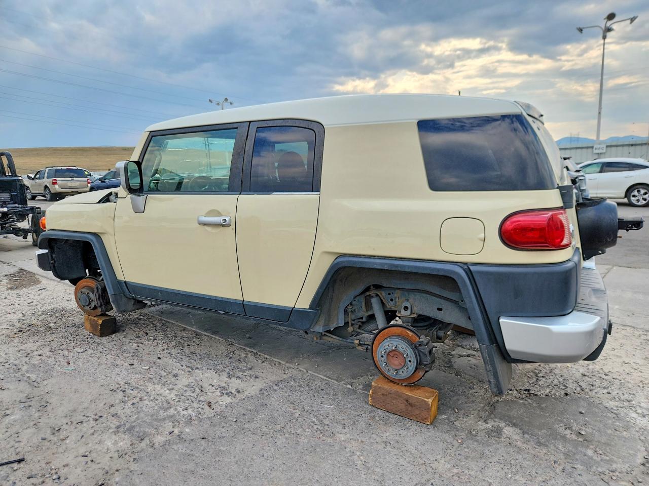 2009 Toyota Fj Cruiser Base Tan vin: JTEBU11F29K058887