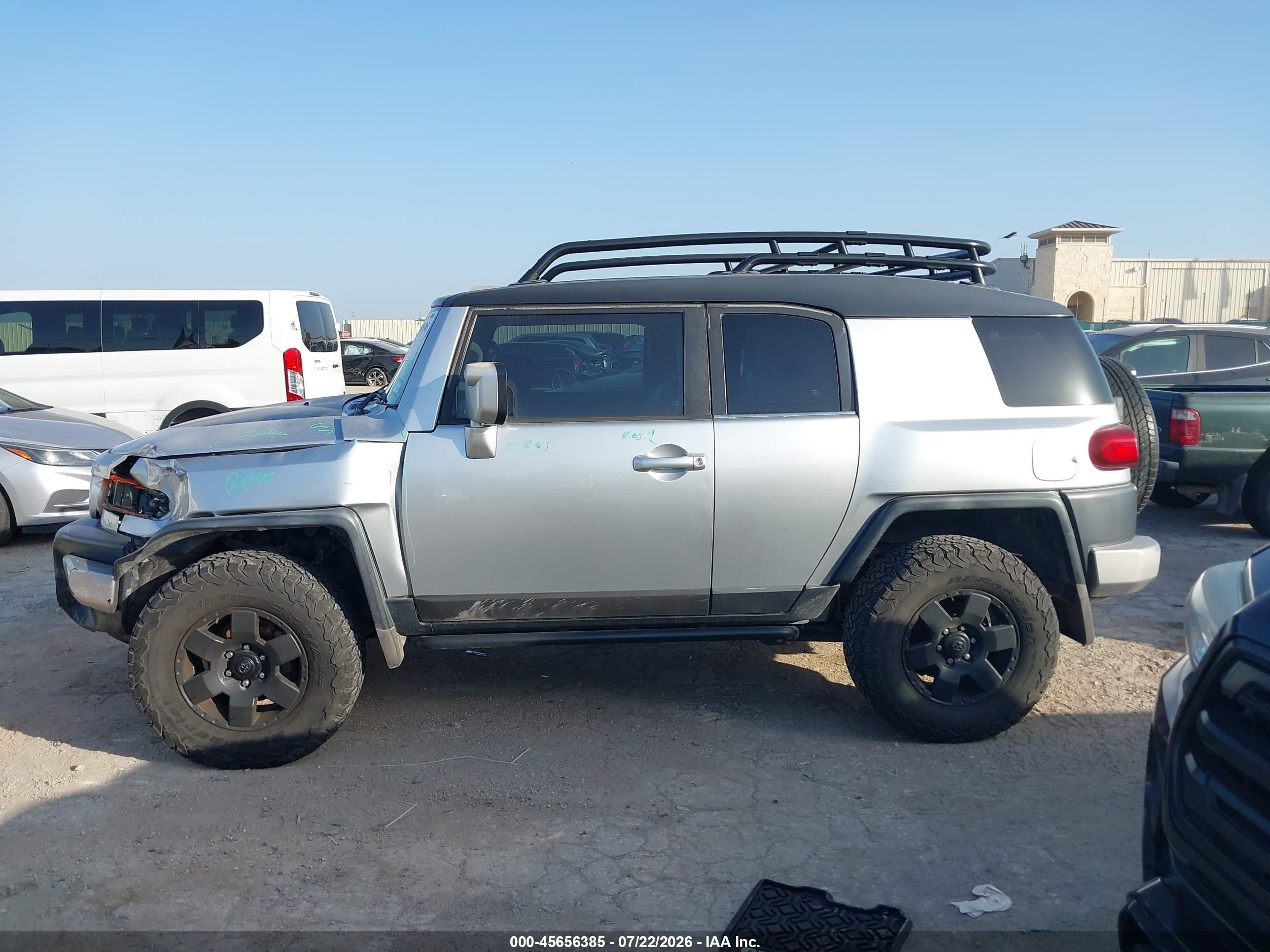 2007 Toyota Fj Cruiser   Silver vin: JTEBU11F370022554
