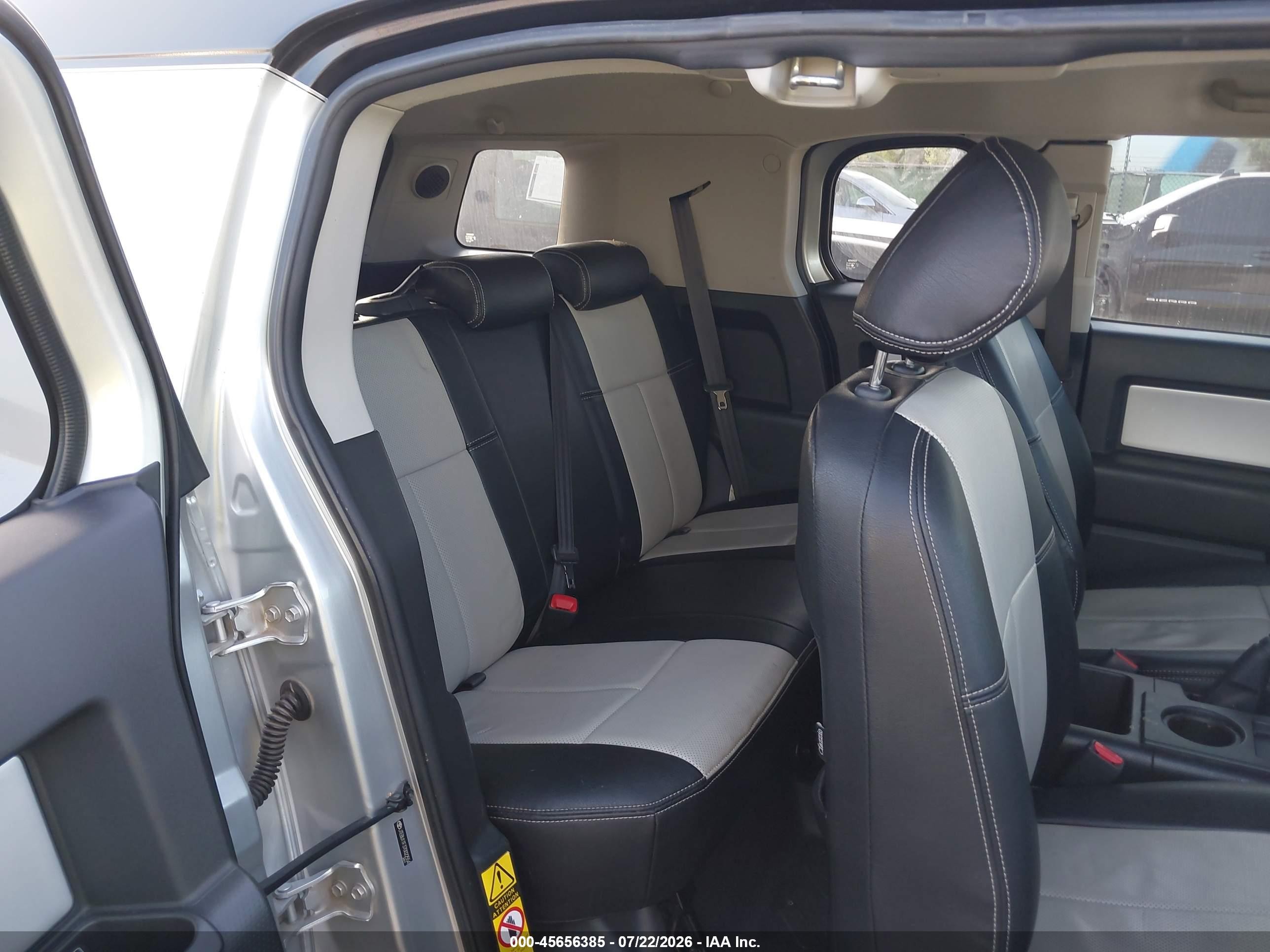 2007 Toyota Fj Cruiser   Silver vin: JTEBU11F370022554