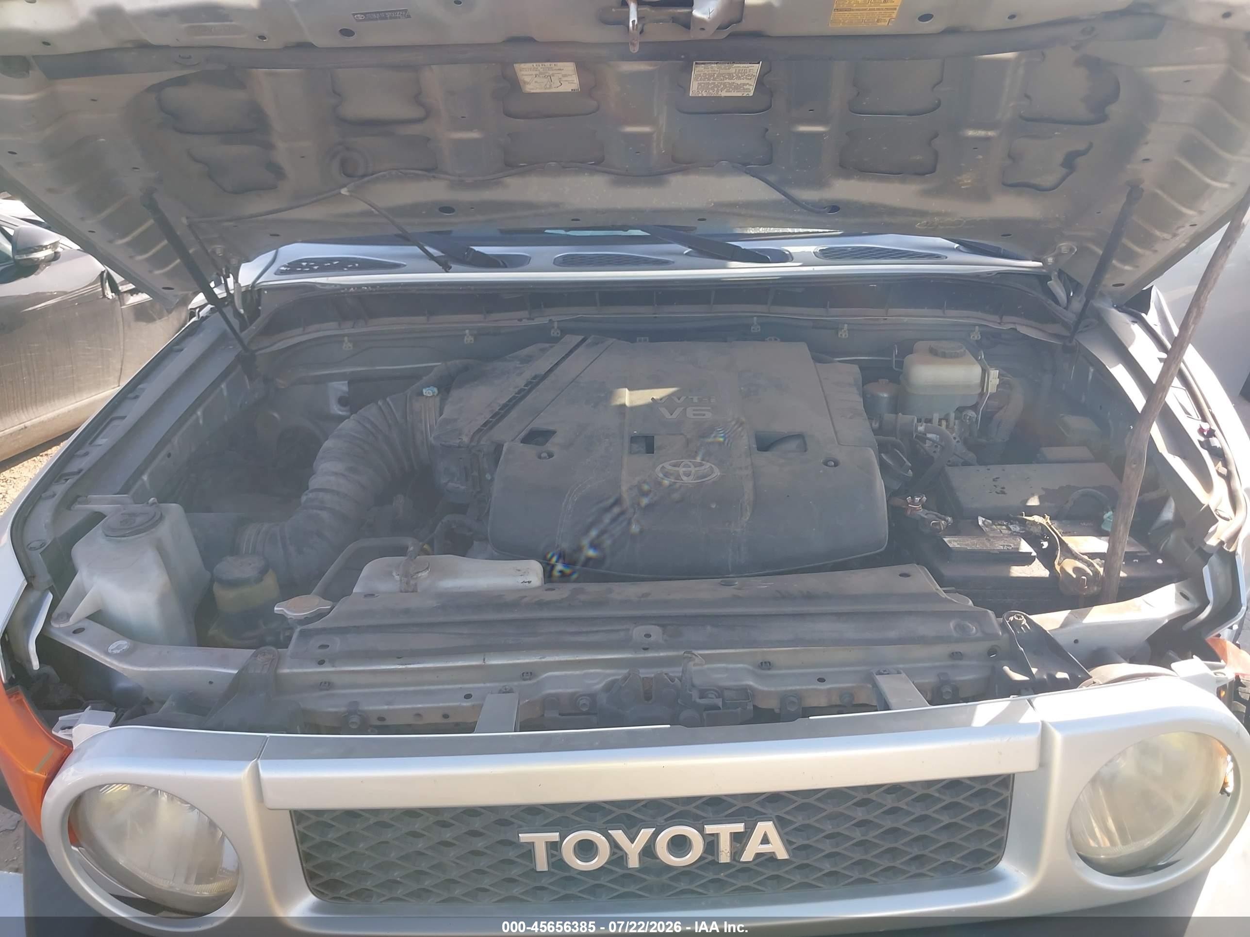 2007 Toyota Fj Cruiser   Silver vin: JTEBU11F370022554