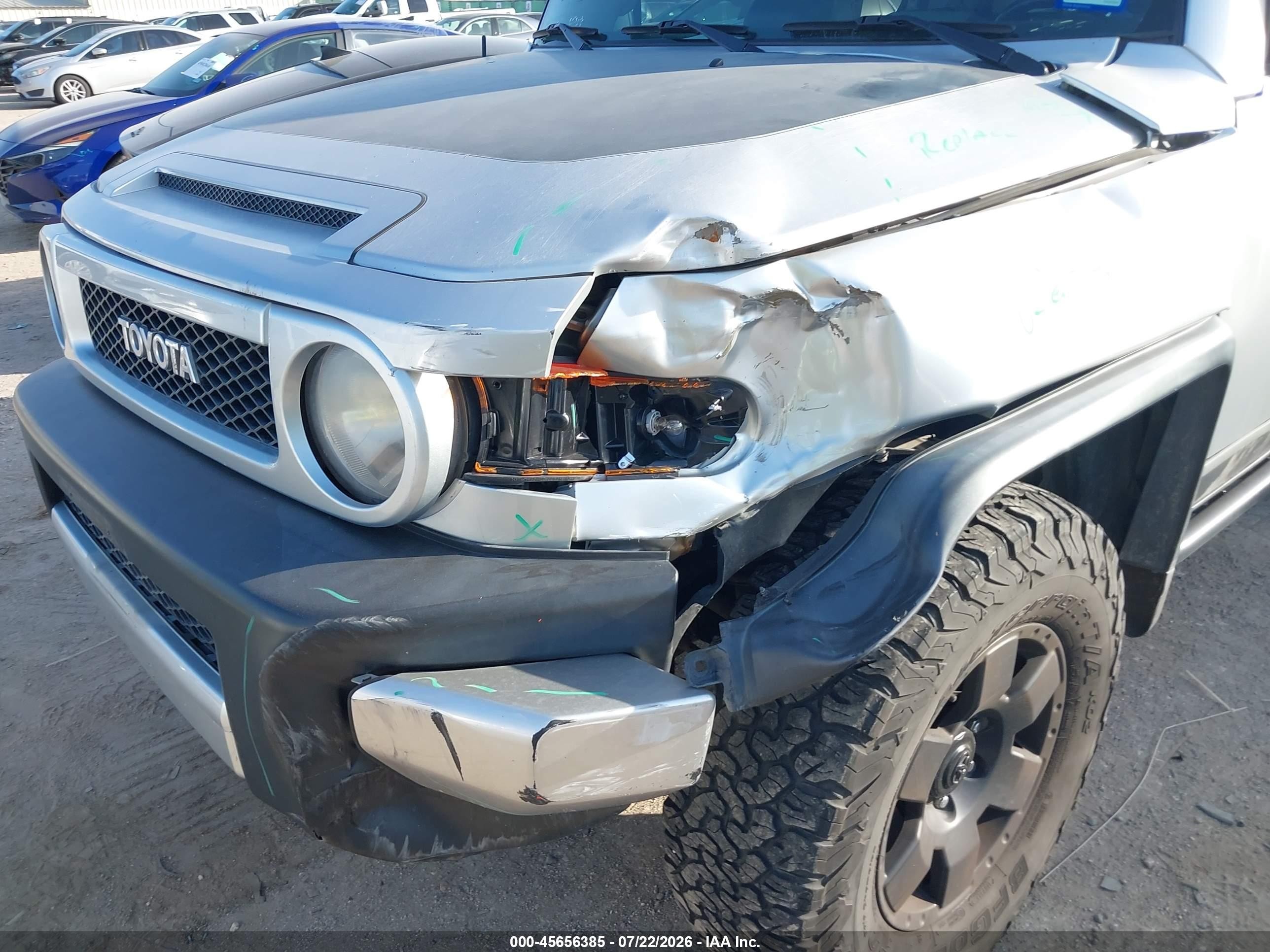 2007 Toyota Fj Cruiser   Silver vin: JTEBU11F370022554