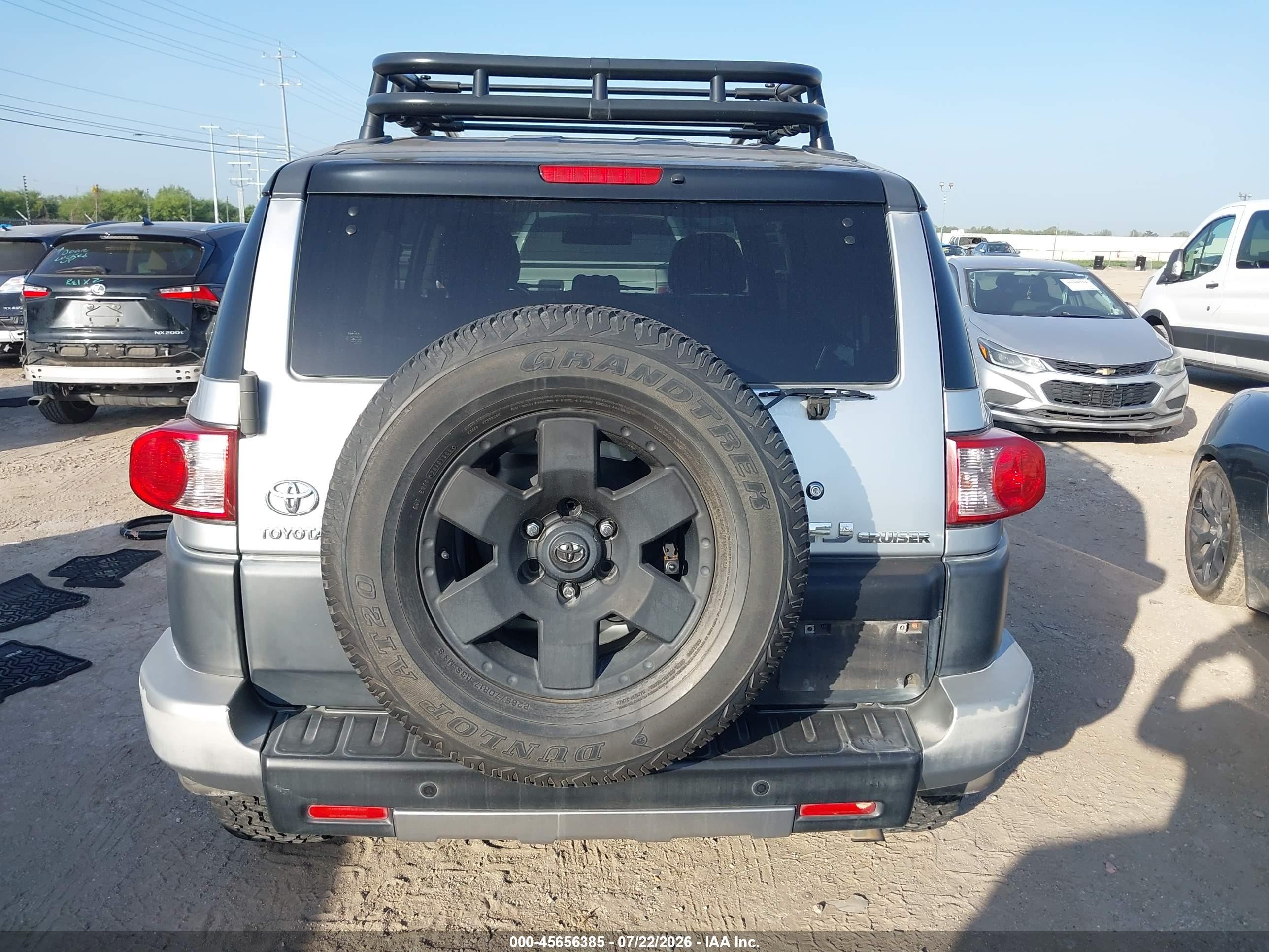 2007 Toyota Fj Cruiser   Silver vin: JTEBU11F370022554