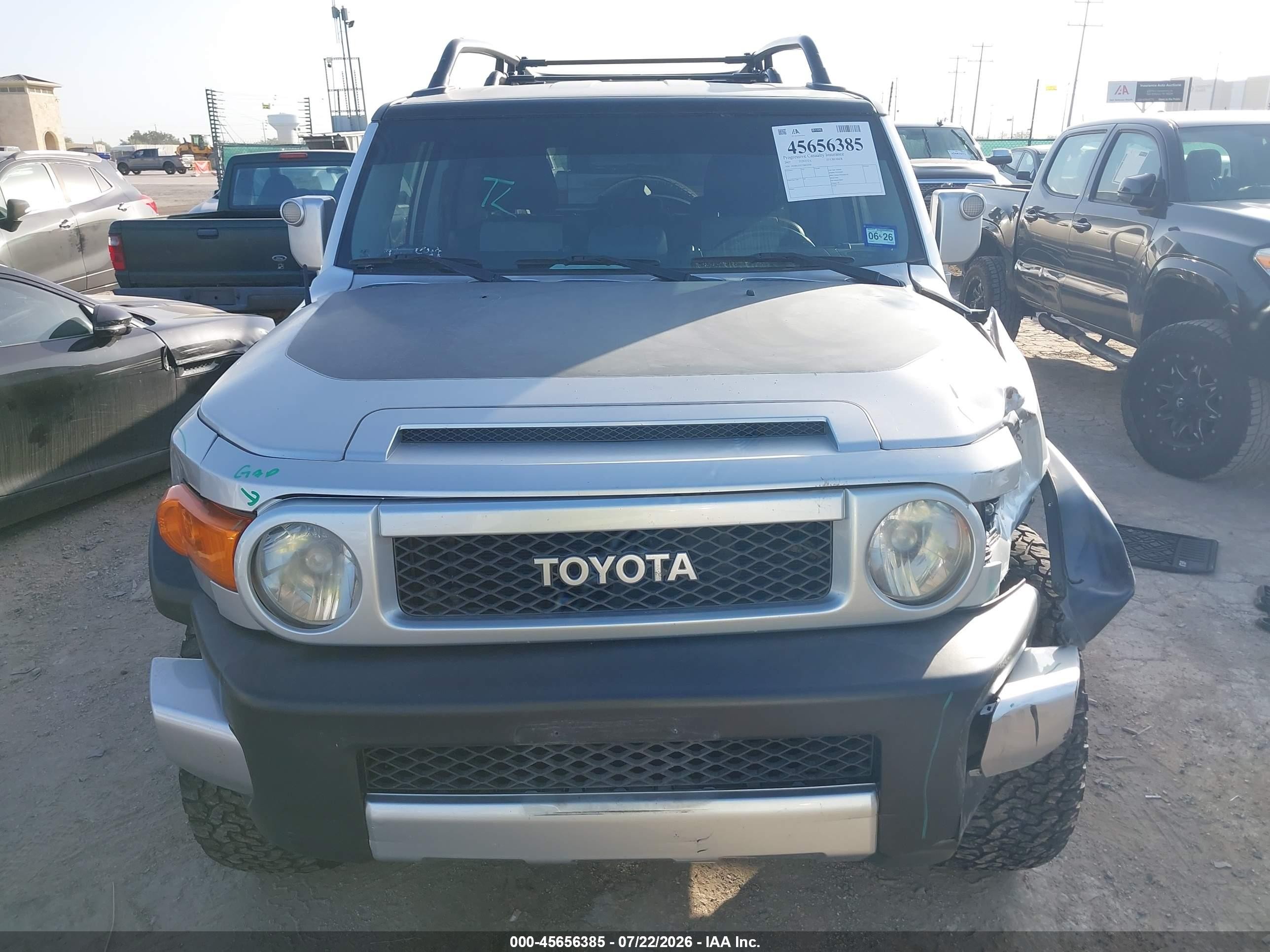 2007 Toyota Fj Cruiser   Silver vin: JTEBU11F370022554