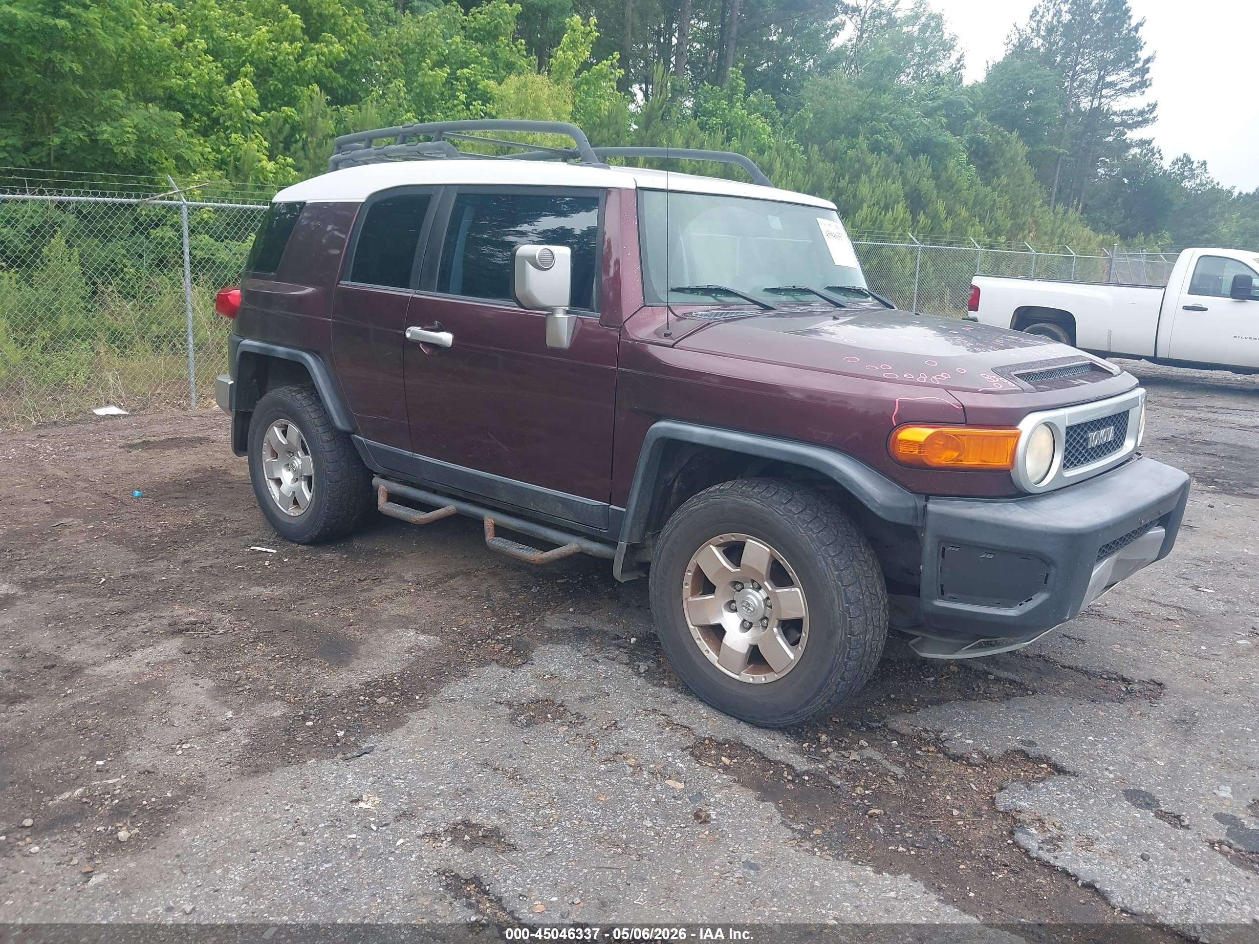 2007 Toyota Fj Cruiser   Maroon vin: JTEBU11F370062021