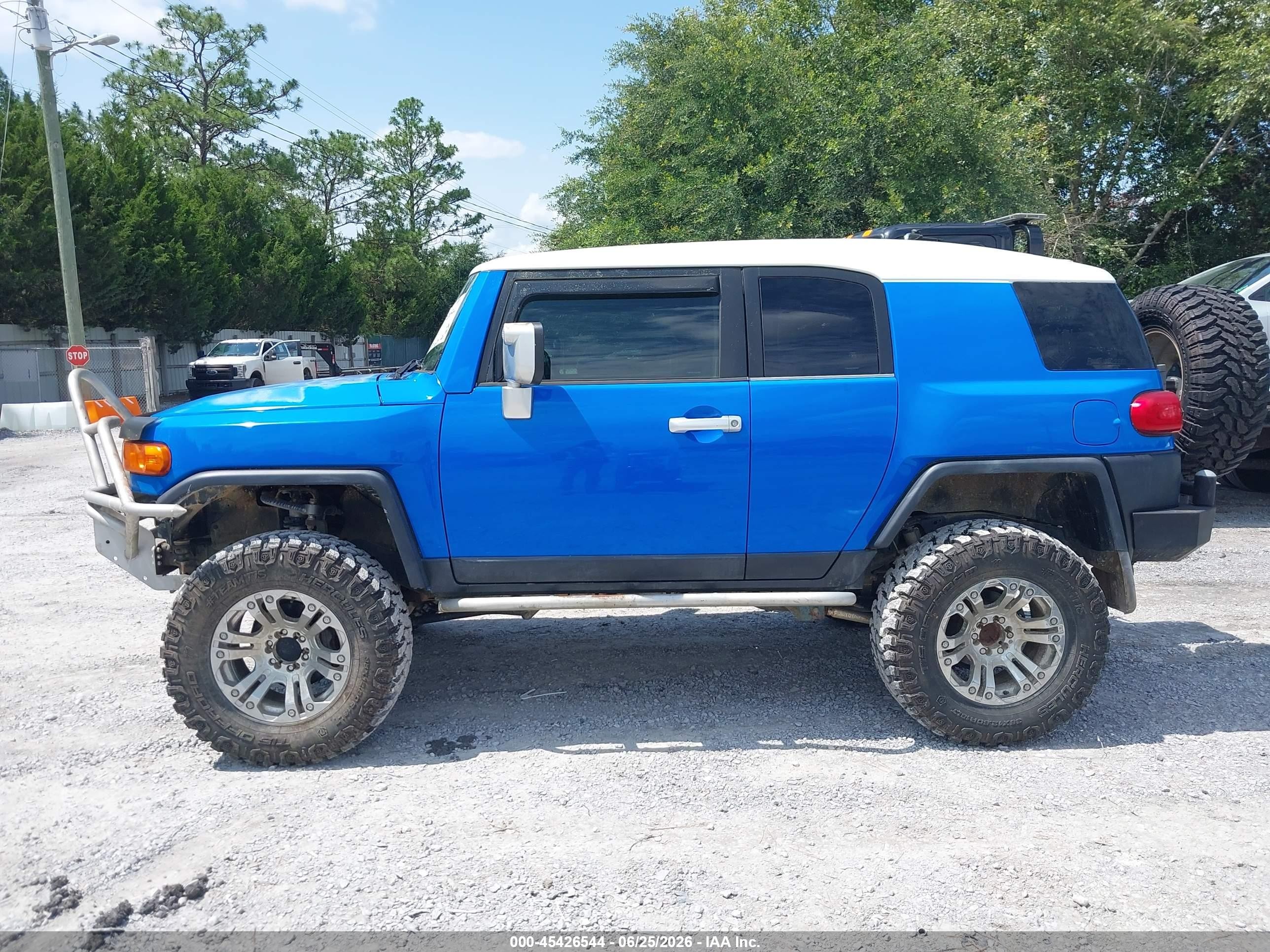 2007 Toyota Fj Cruiser   Blue vin: JTEBU11F470021932