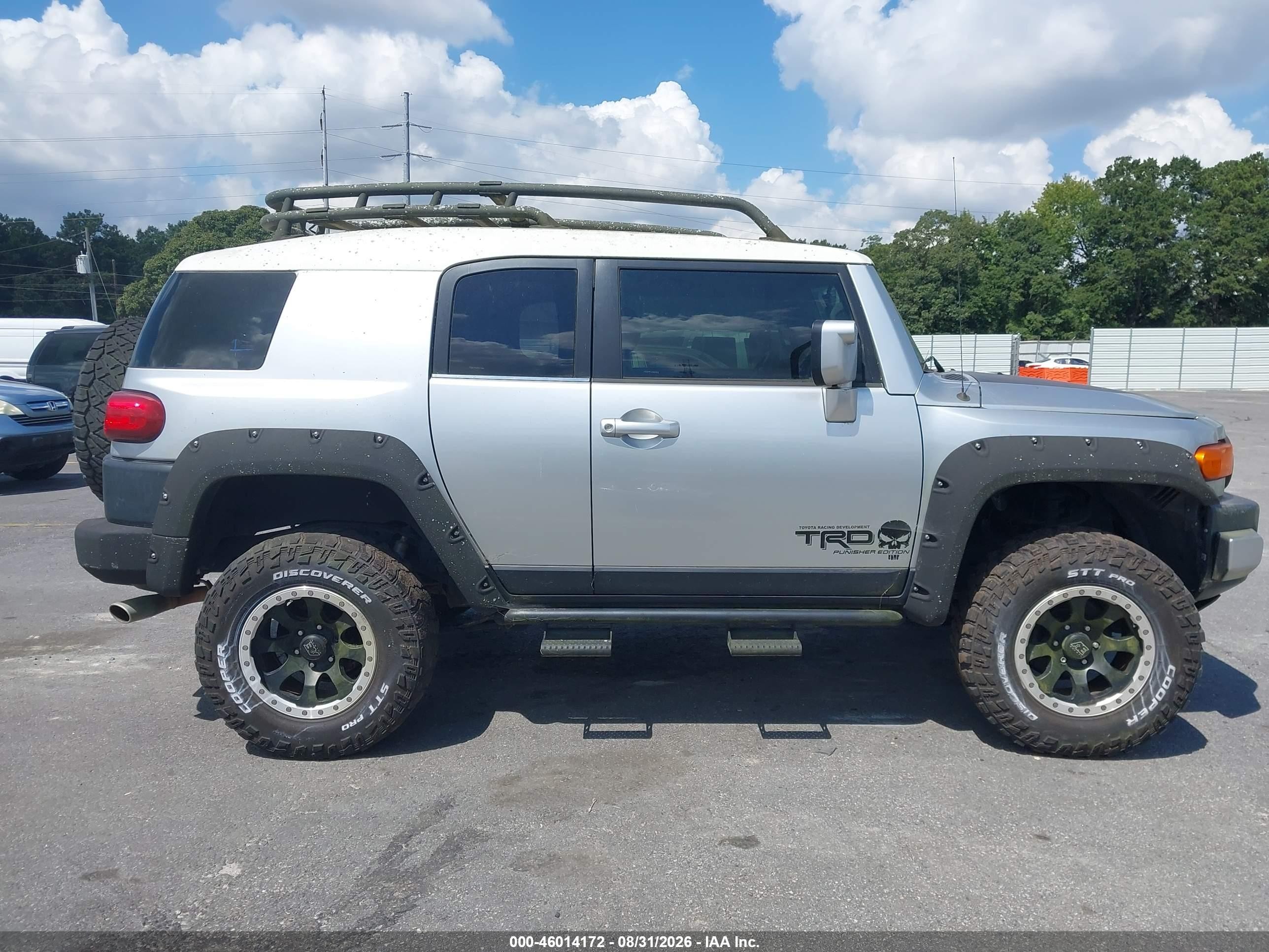 2007 Toyota Fj Cruiser   Silver vin: JTEBU11F470027522