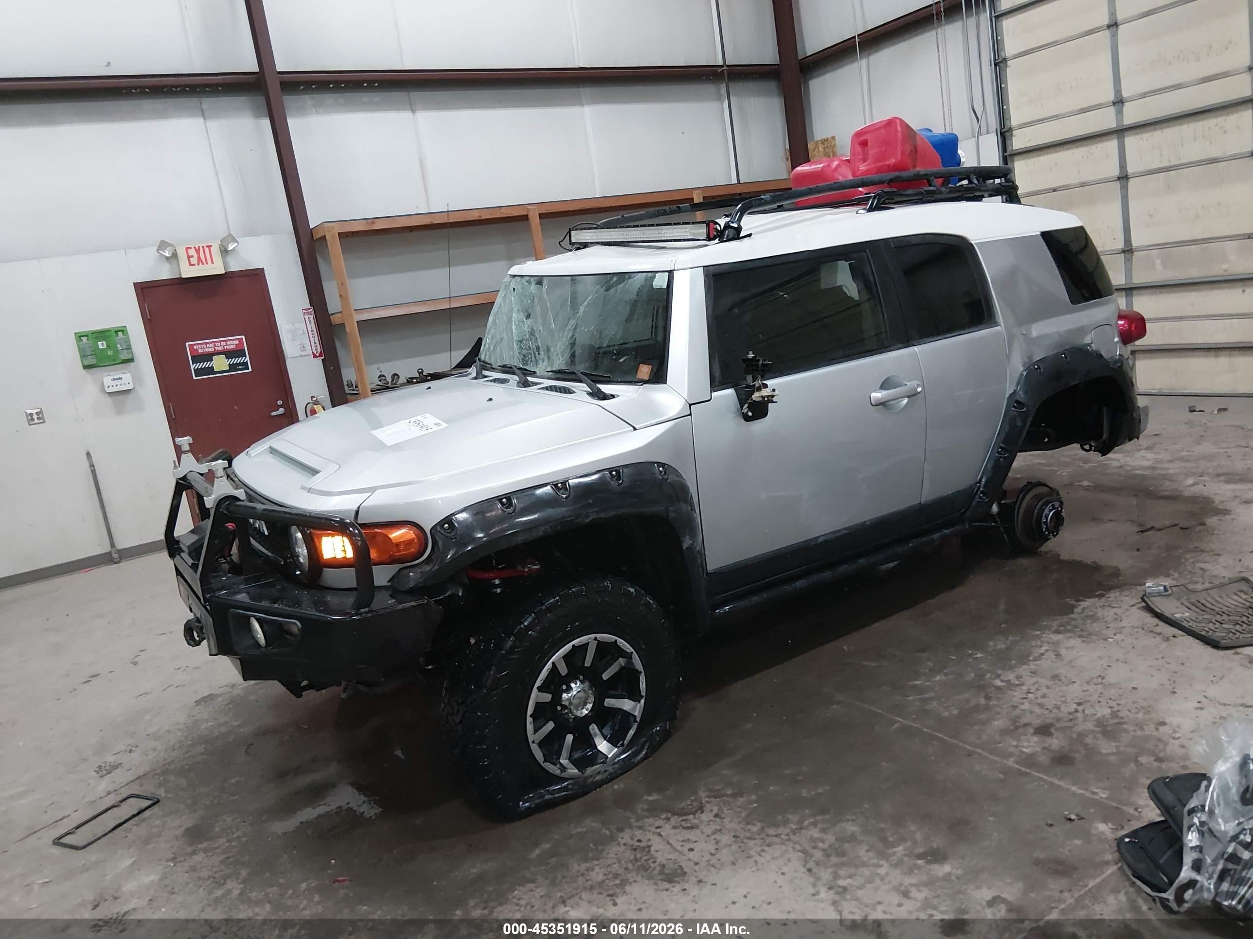 2007 Toyota Fj Cruiser   Silver vin: JTEBU11F470071567
