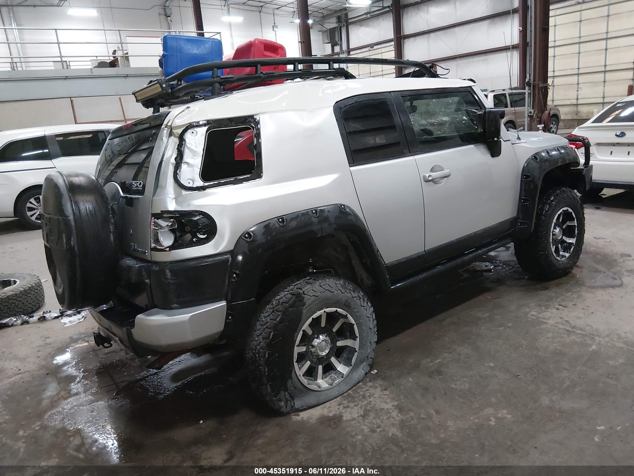 2007 Toyota Fj Cruiser   Silver vin: JTEBU11F470071567