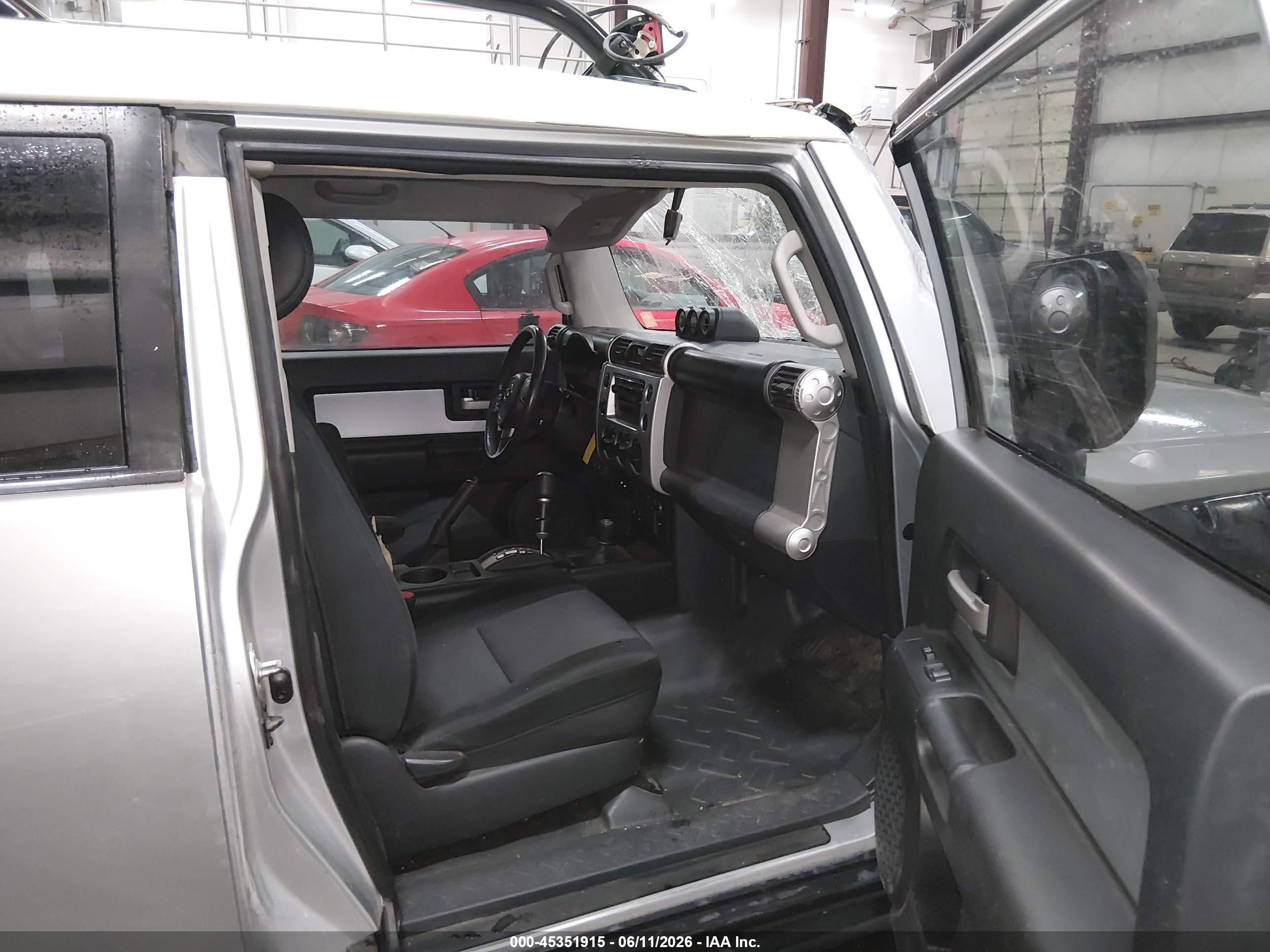 2007 Toyota Fj Cruiser   Silver vin: JTEBU11F470071567
