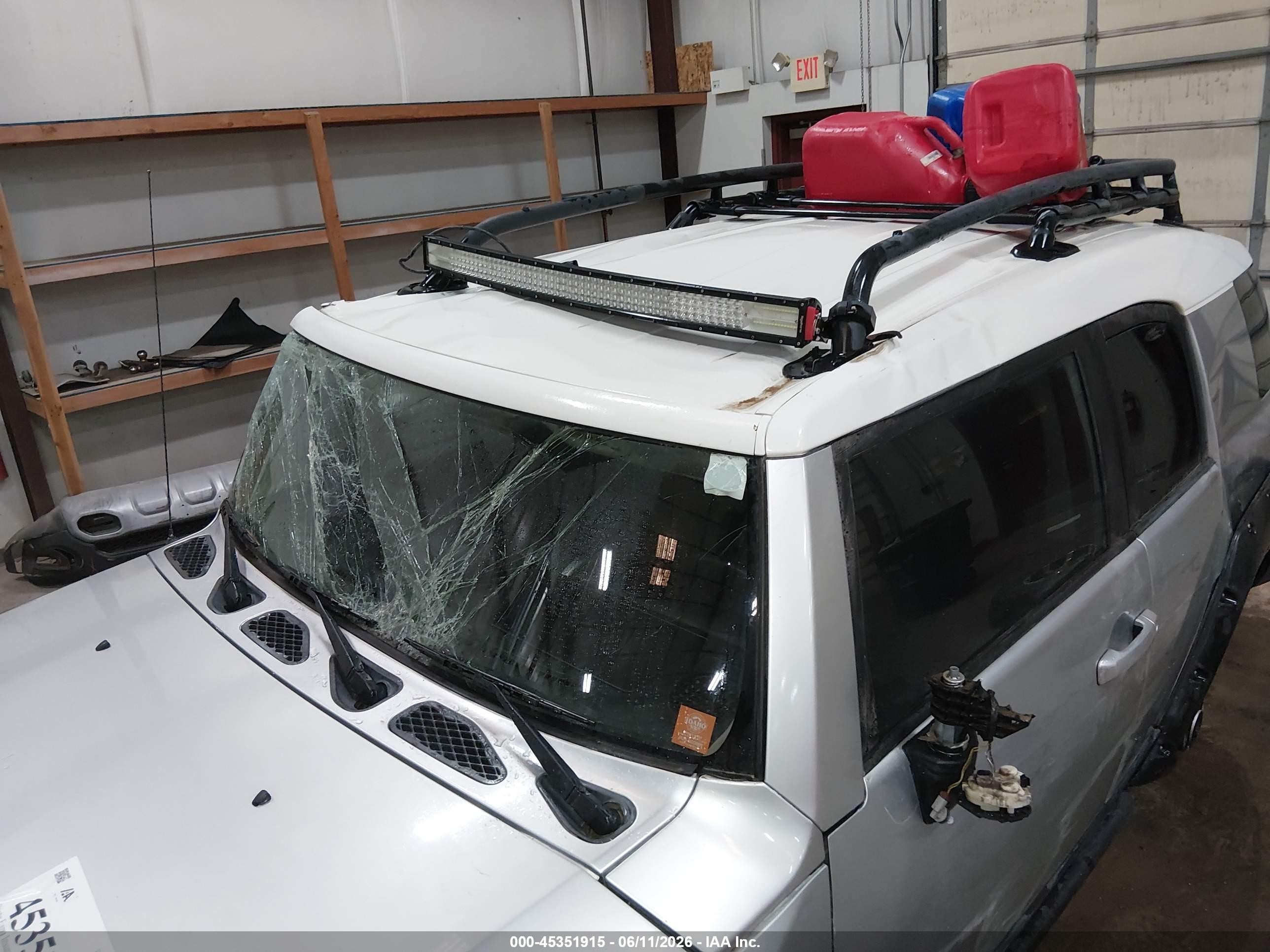 2007 Toyota Fj Cruiser   Silver vin: JTEBU11F470071567