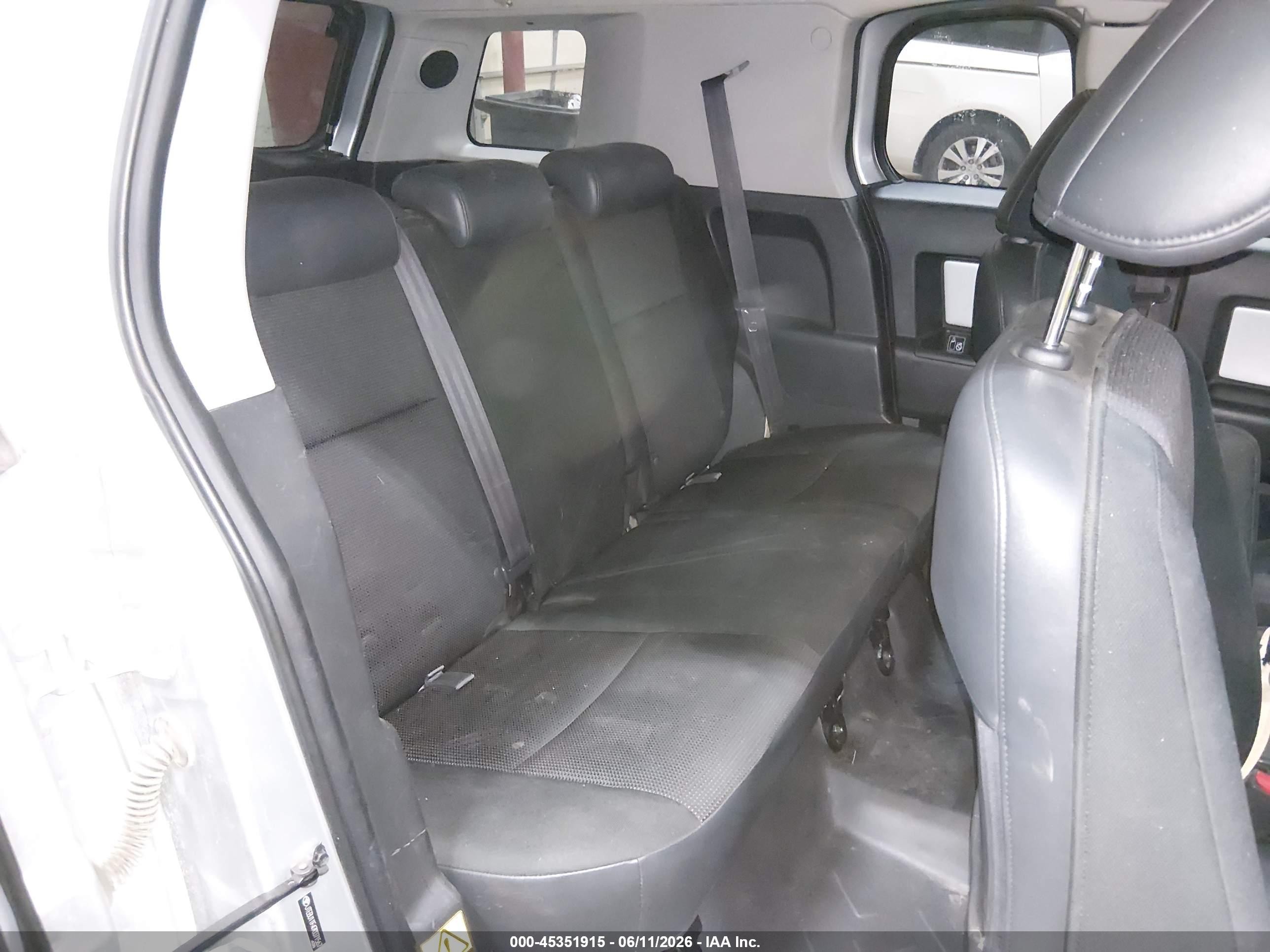 2007 Toyota Fj Cruiser   Silver vin: JTEBU11F470071567