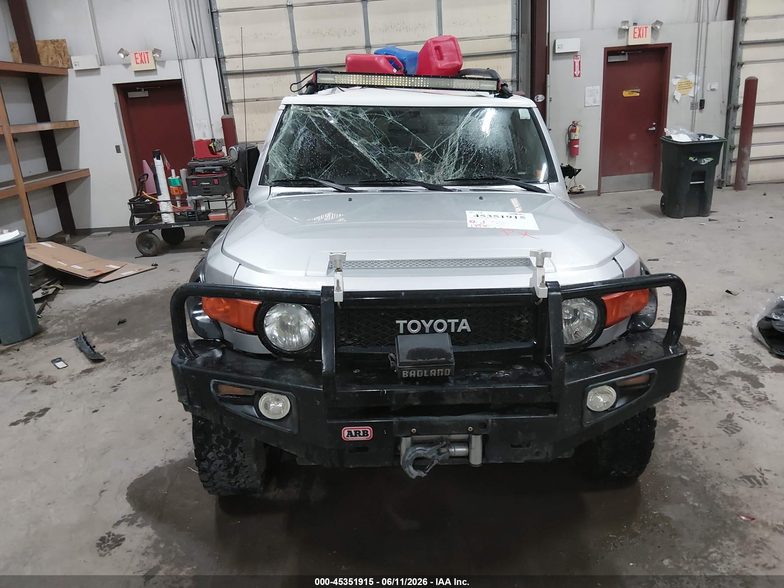 2007 Toyota Fj Cruiser   Silver vin: JTEBU11F470071567