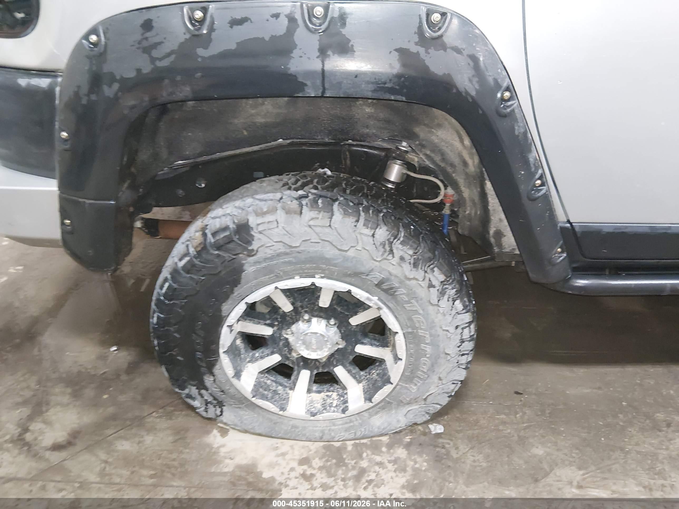 2007 Toyota Fj Cruiser   Silver vin: JTEBU11F470071567