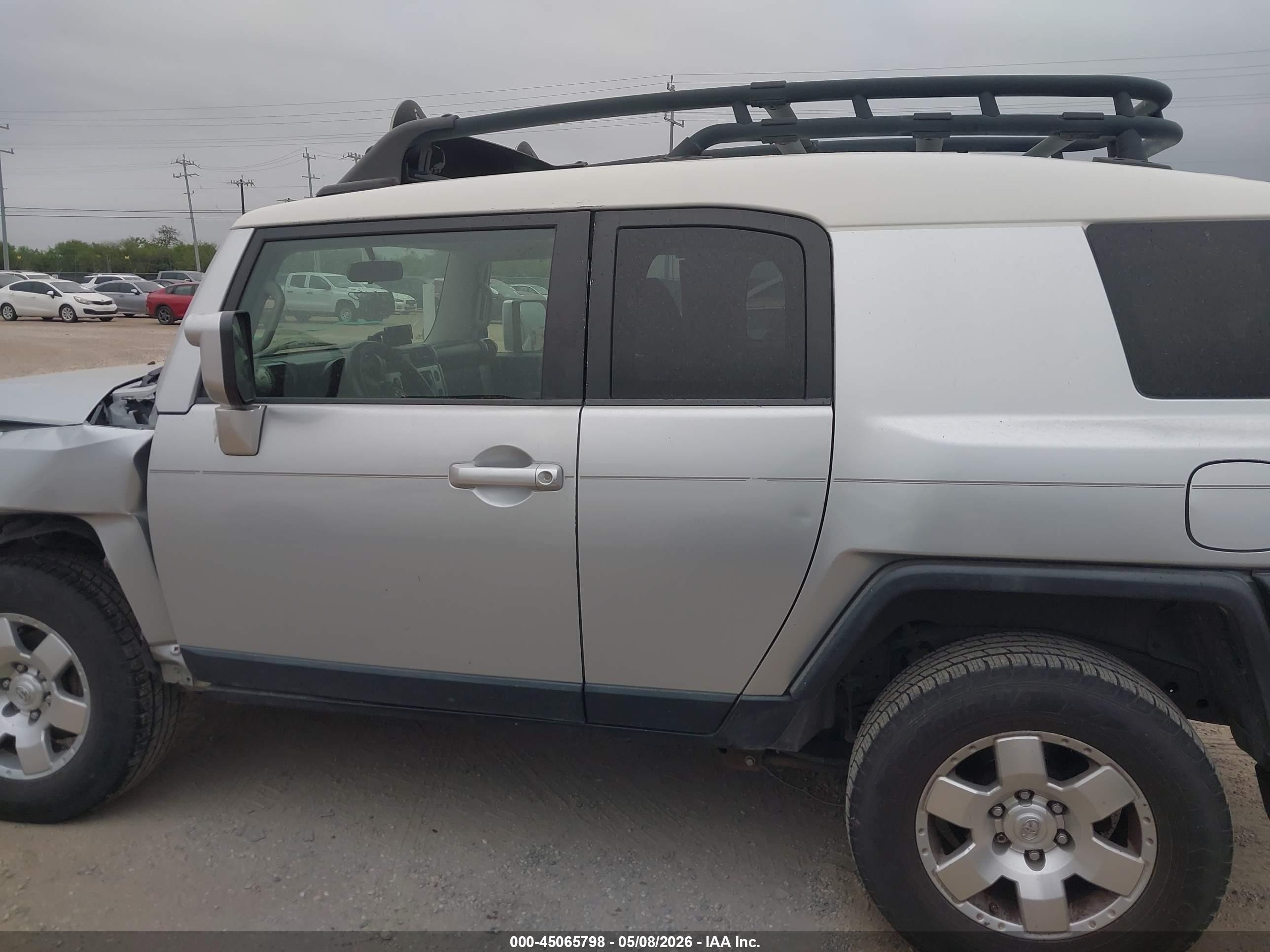 2008 Toyota Fj Cruiser   Silver vin: JTEBU11F480103614
