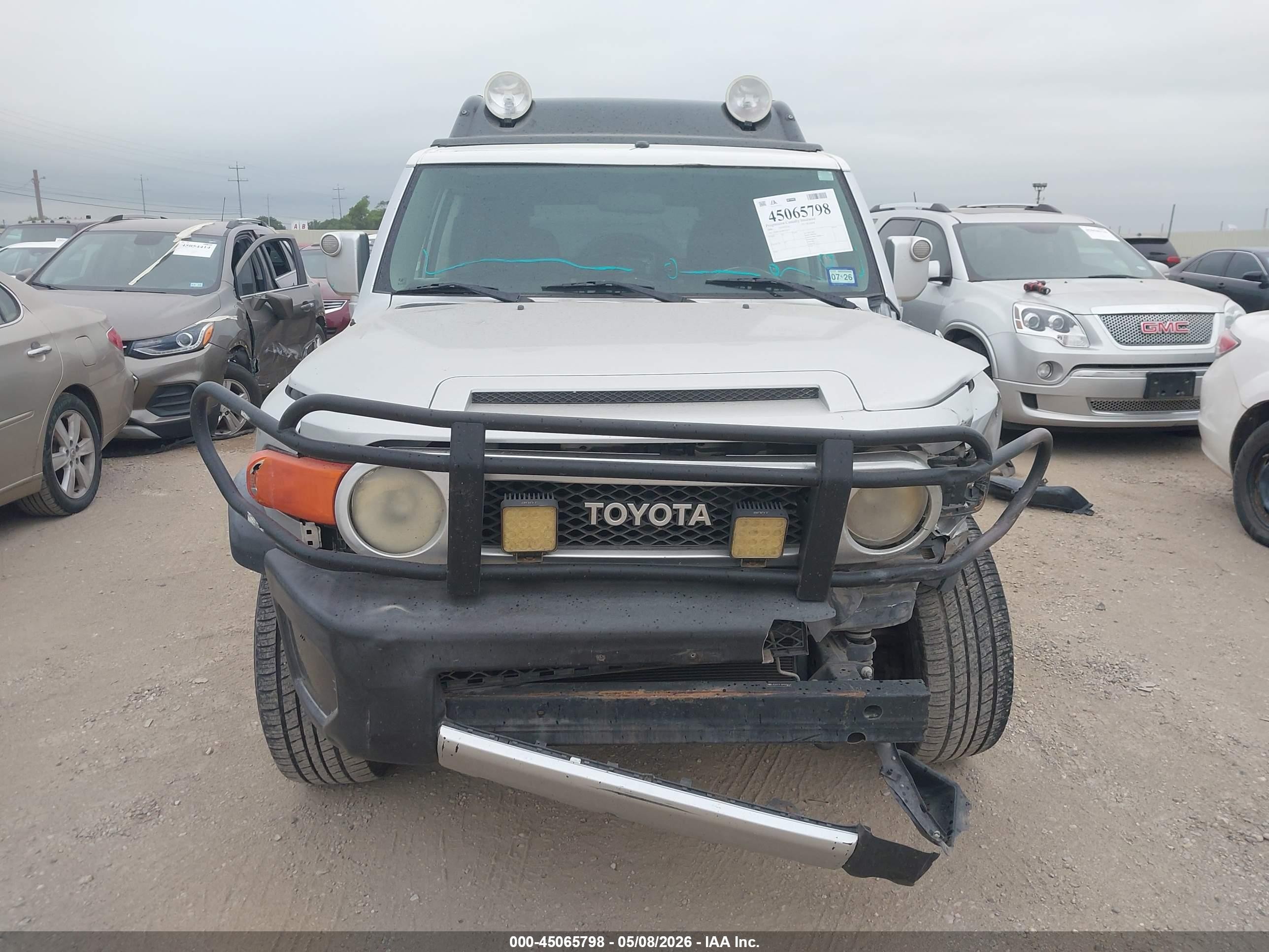 2008 Toyota Fj Cruiser   Silver vin: JTEBU11F480103614