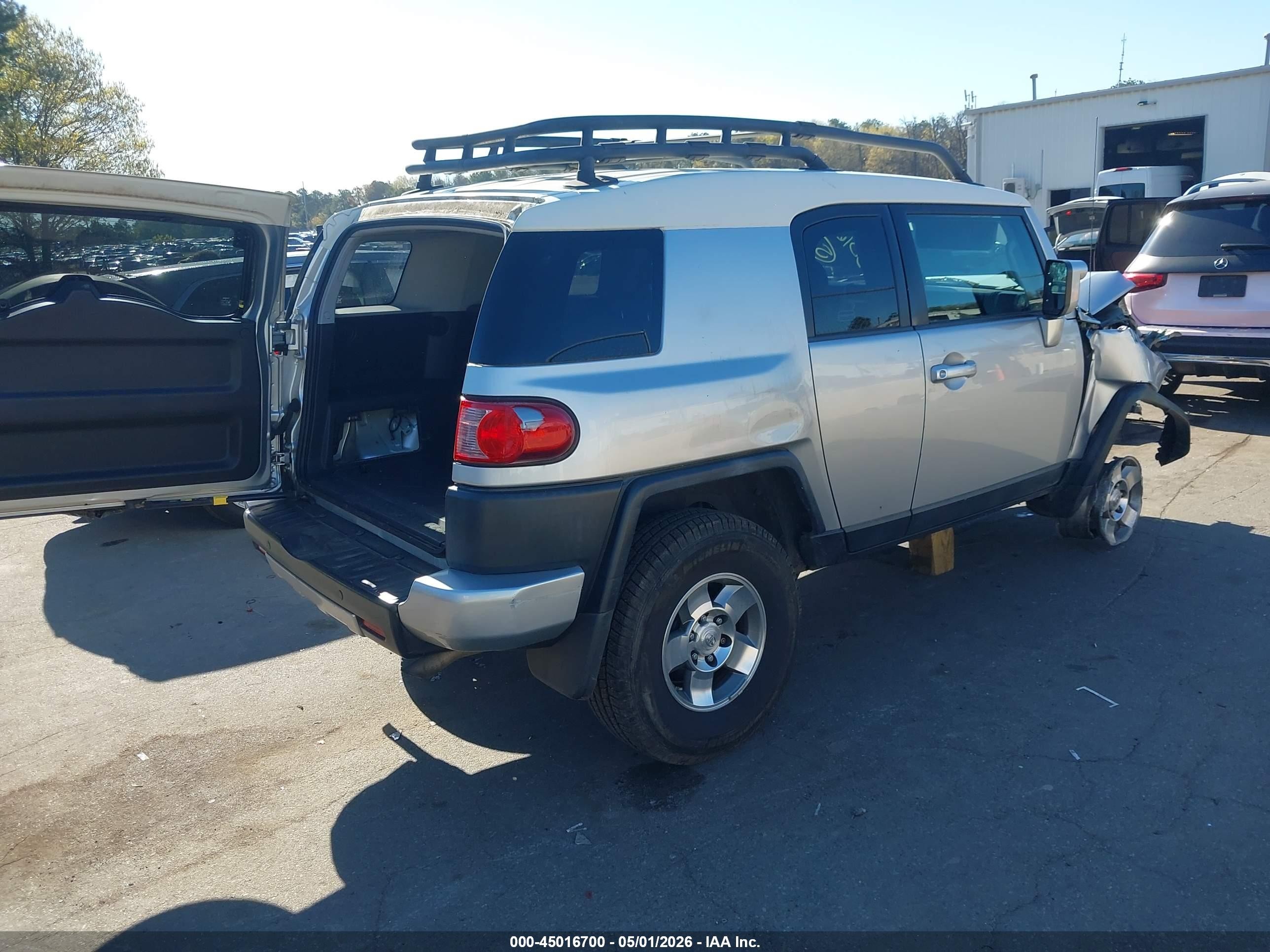 2008 Toyota Fj Cruiser   Silver vin: JTEBU11F48K052734