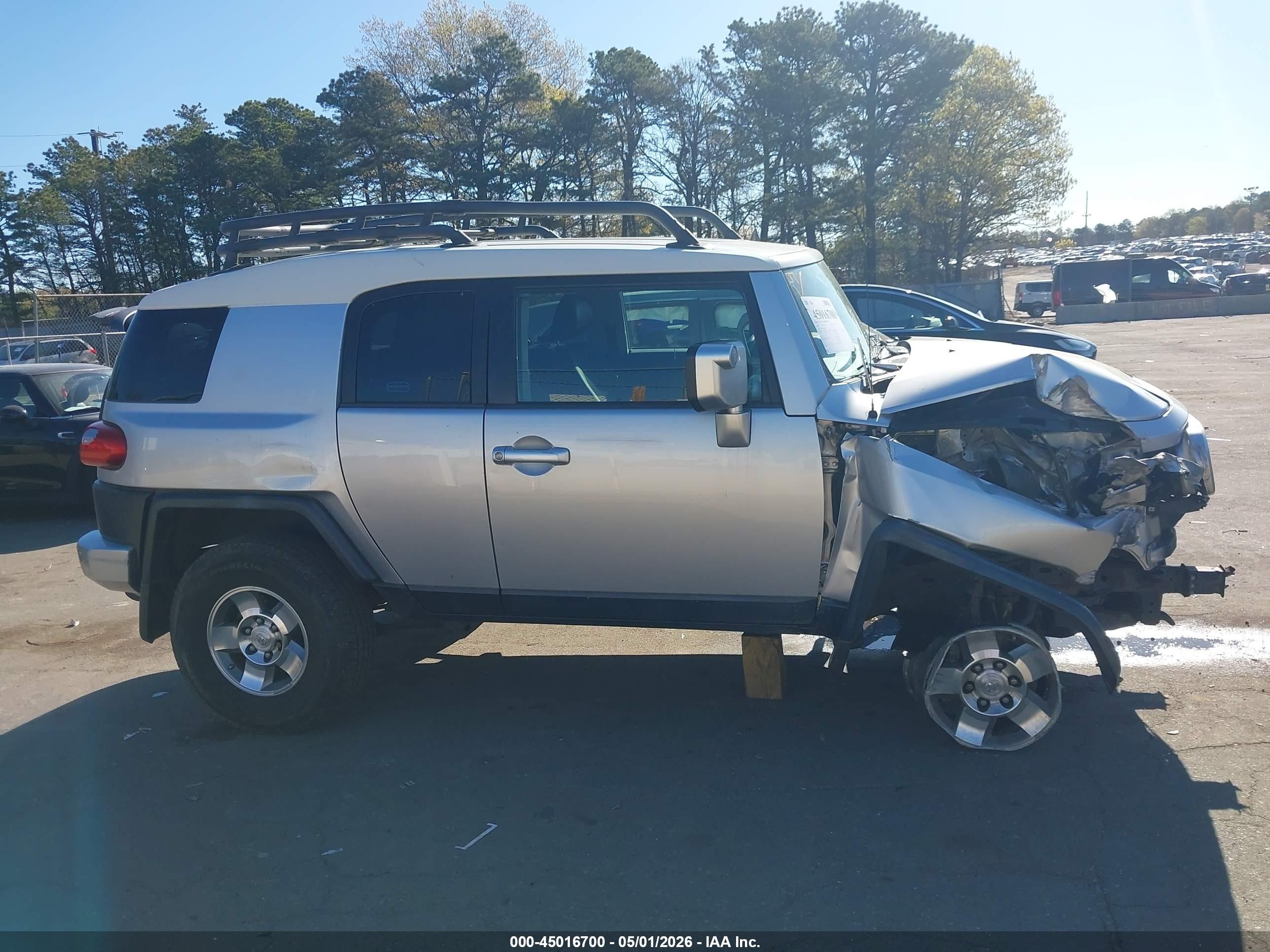 2008 Toyota Fj Cruiser   Silver vin: JTEBU11F48K052734