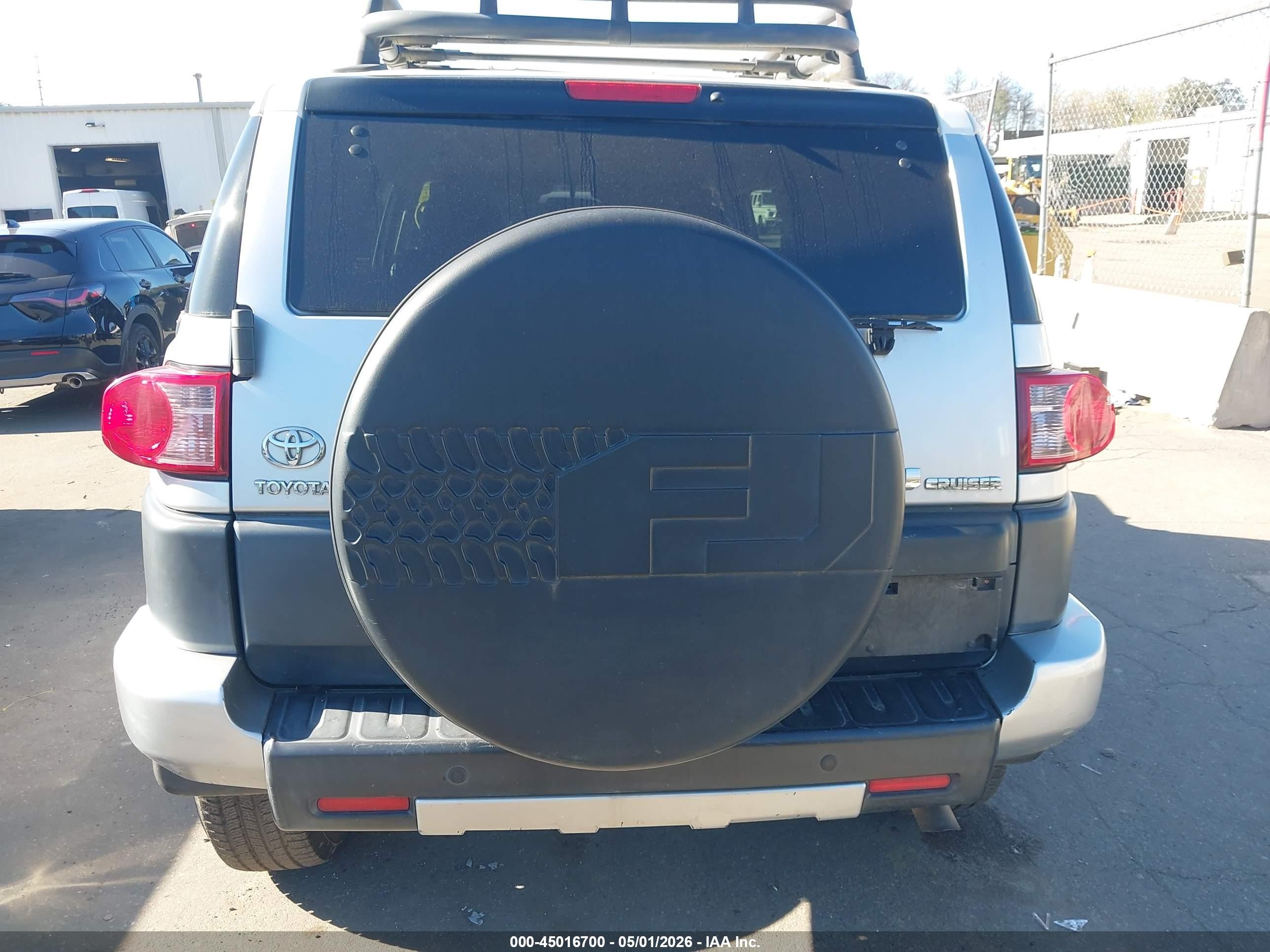 2008 Toyota Fj Cruiser   Silver vin: JTEBU11F48K052734