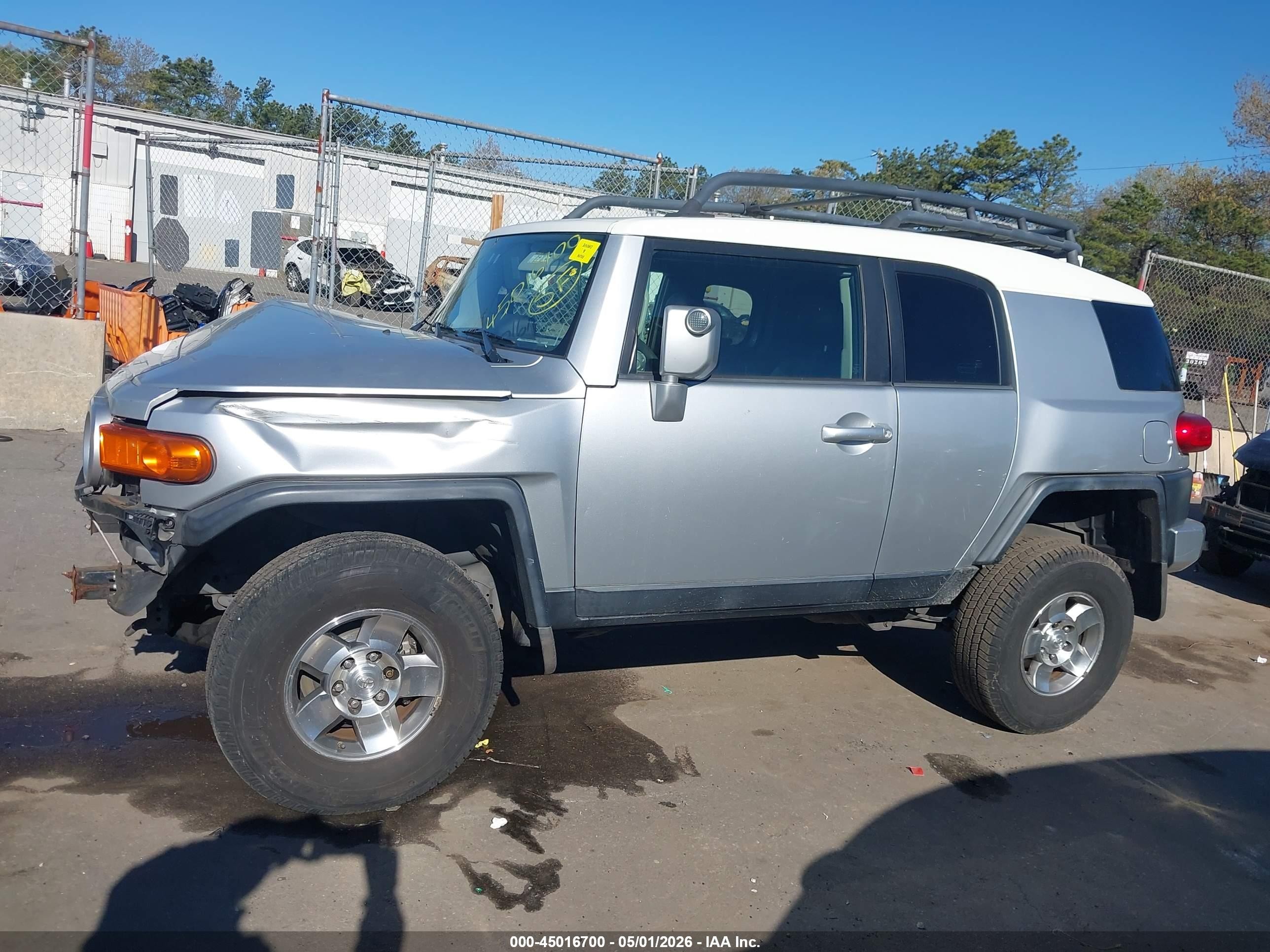 2008 Toyota Fj Cruiser   Silver vin: JTEBU11F48K052734