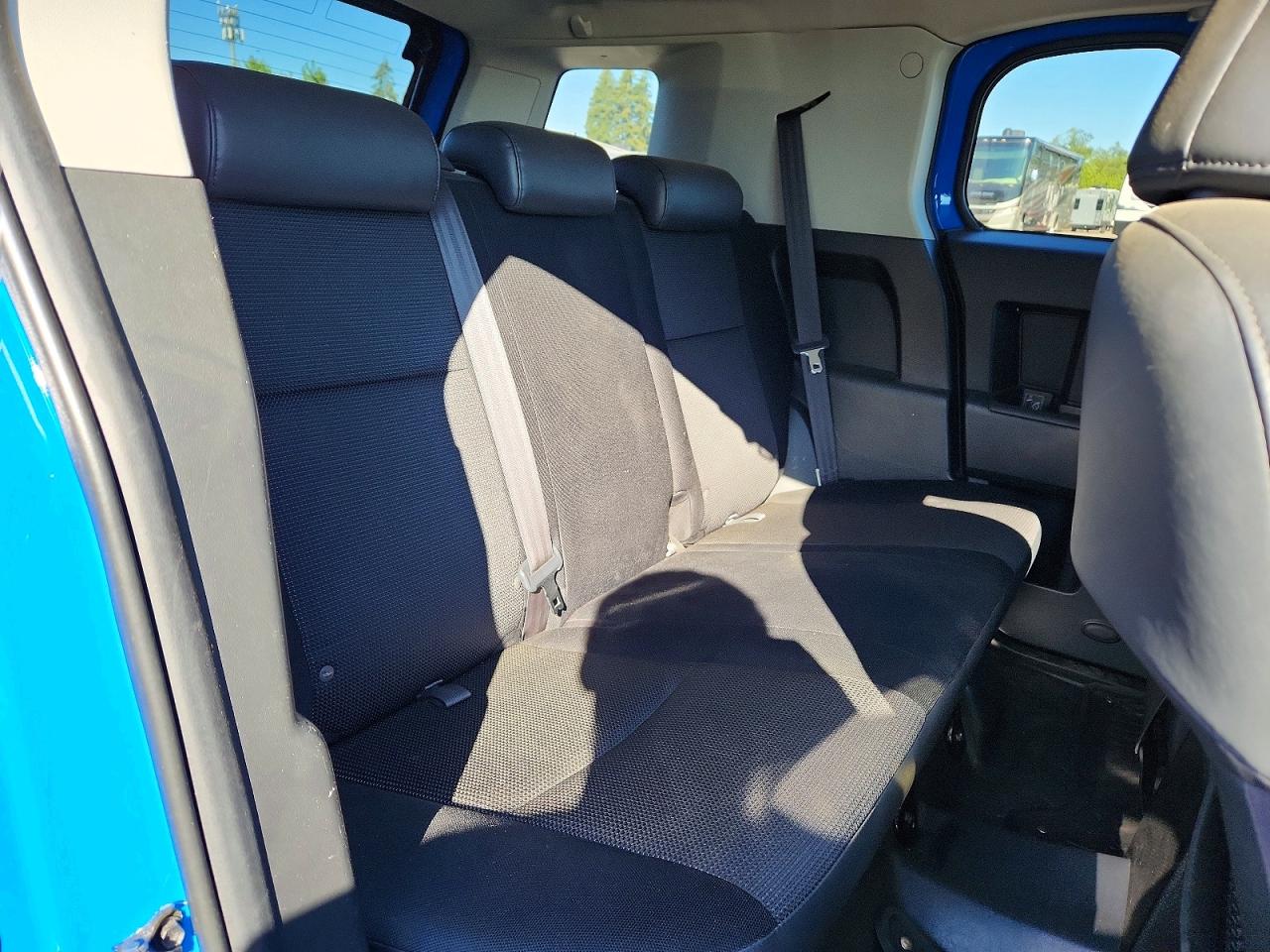 2007 Toyota Fj Cruiser Base Blue vin: JTEBU11F570017162