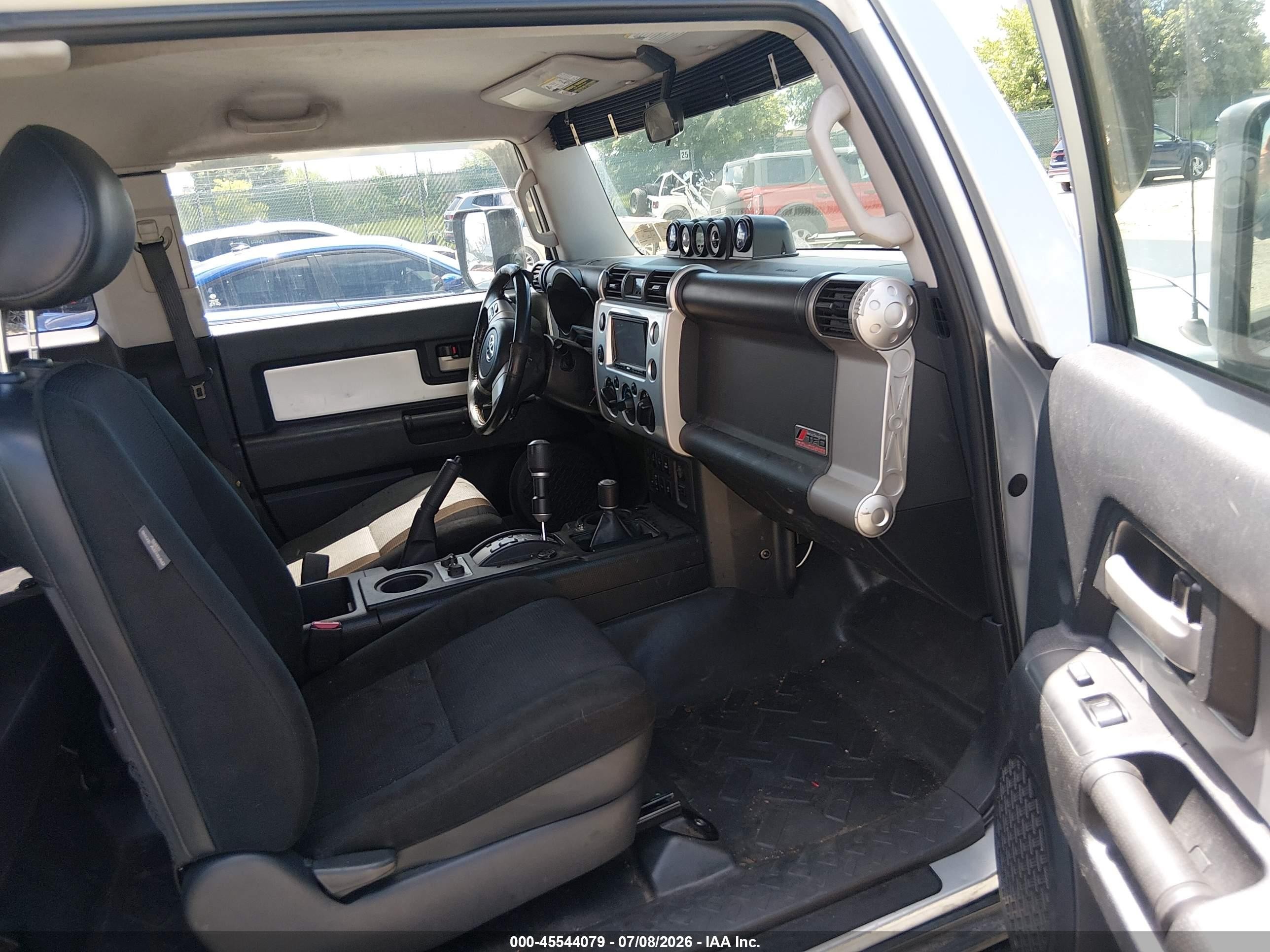 2007 Toyota Fj Cruiser   Silver vin: JTEBU11F570043664