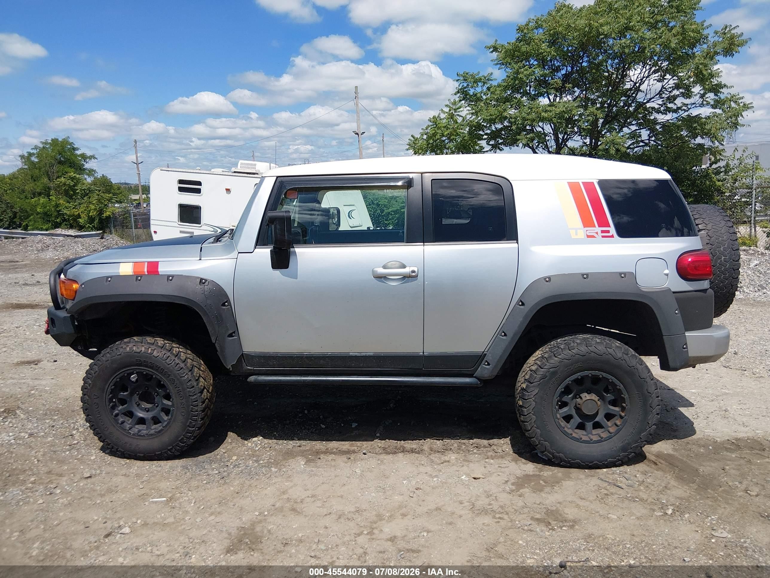 2007 Toyota Fj Cruiser   Silver vin: JTEBU11F570043664