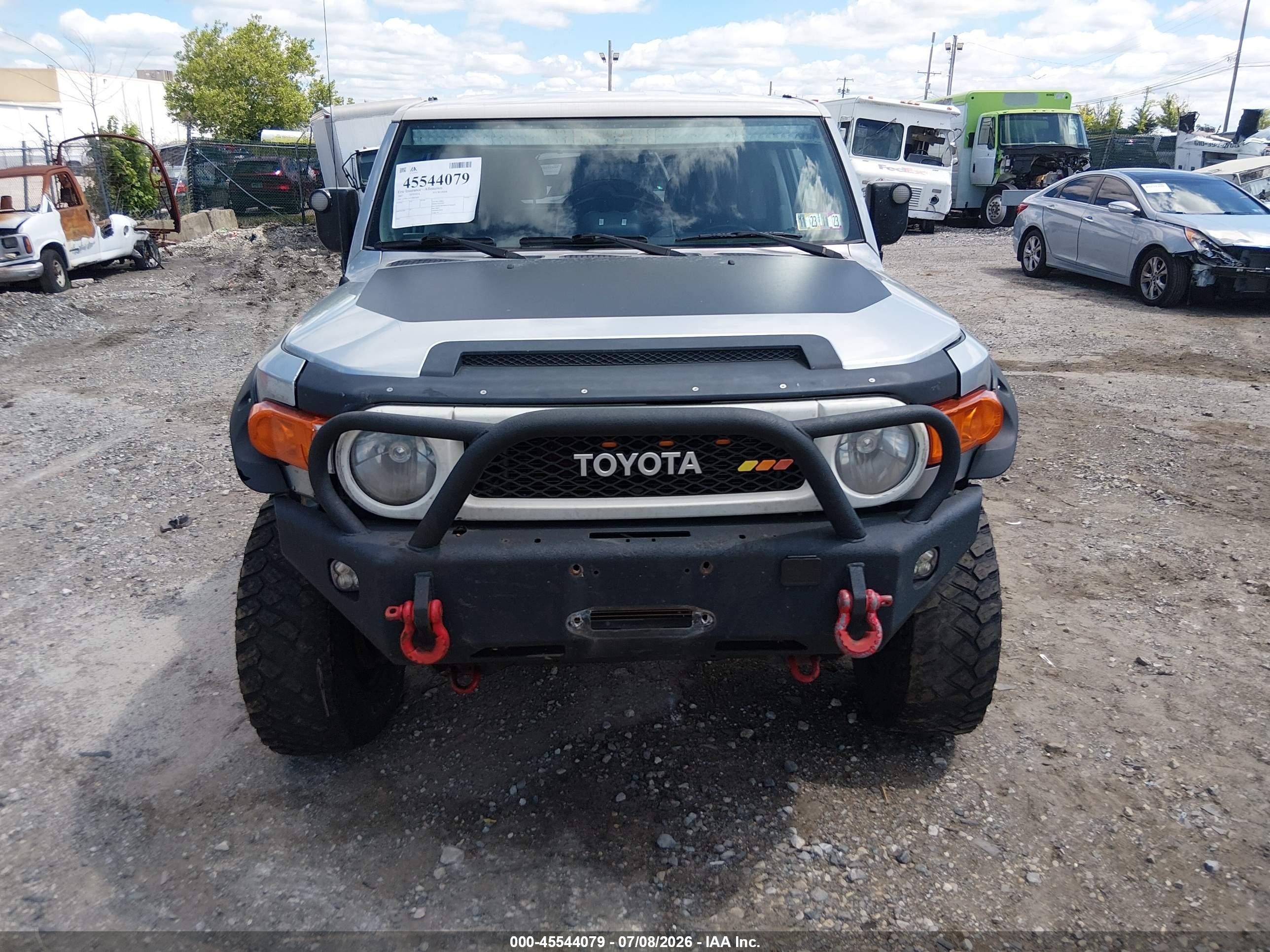 2007 Toyota Fj Cruiser   Silver vin: JTEBU11F570043664