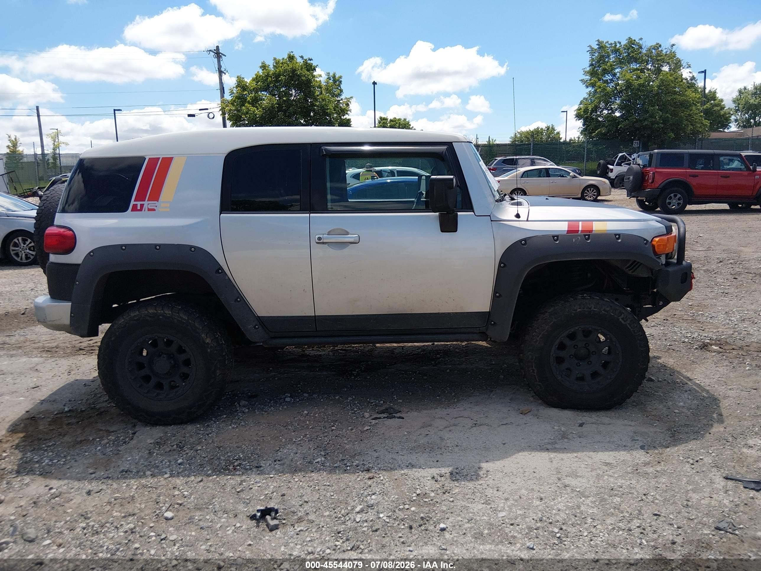 2007 Toyota Fj Cruiser   Silver vin: JTEBU11F570043664