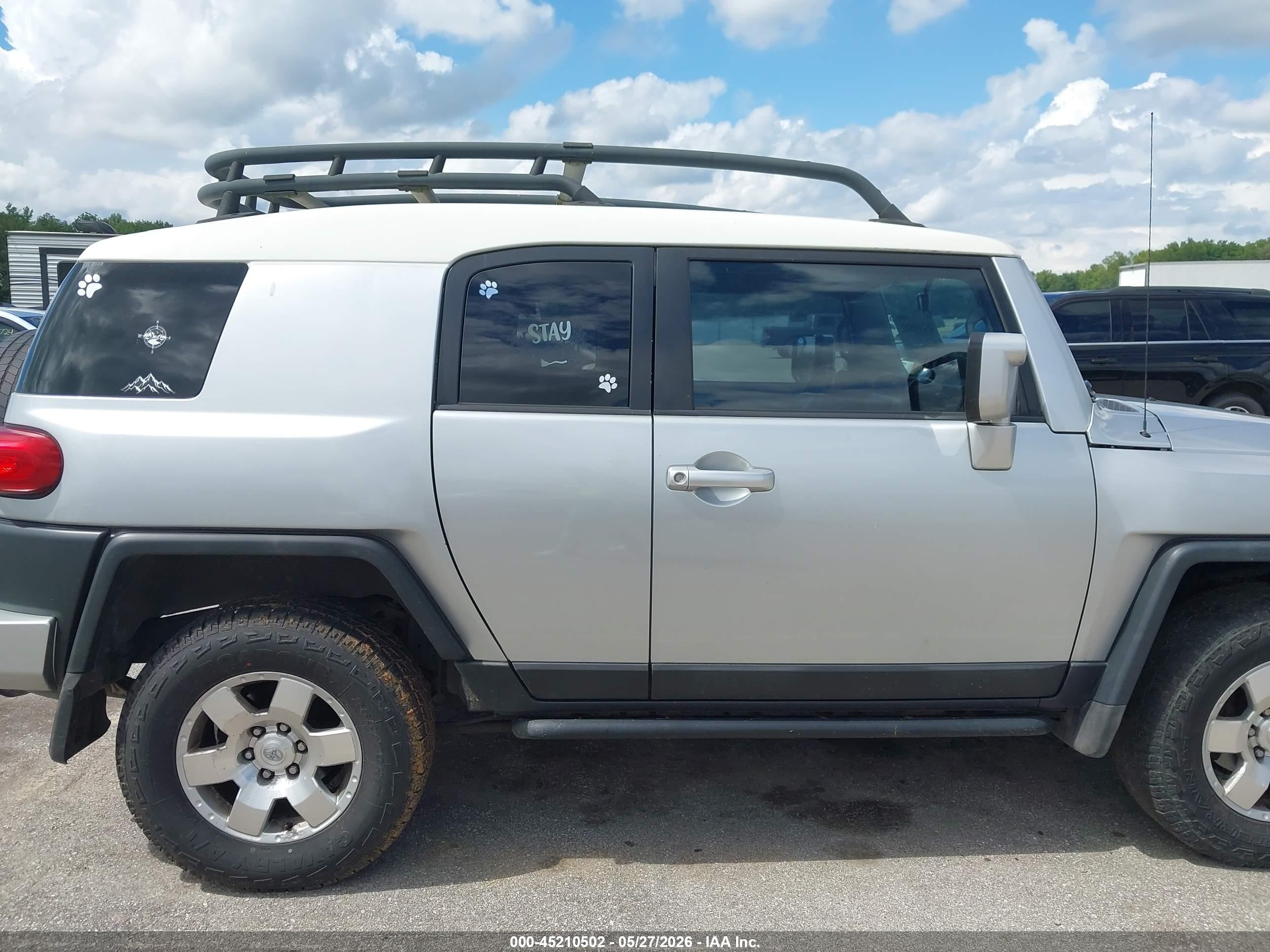 2007 Toyota Fj Cruiser   Silver vin: JTEBU11F570076258
