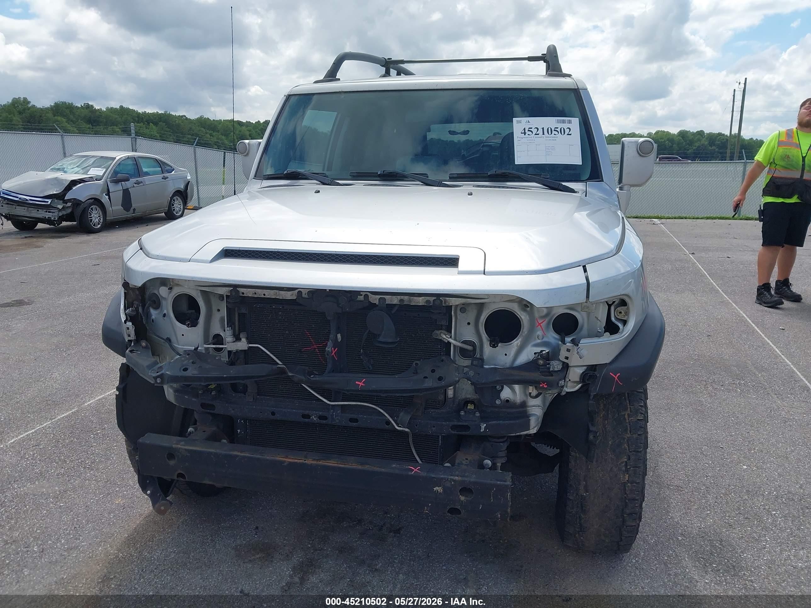 2007 Toyota Fj Cruiser   Silver vin: JTEBU11F570076258