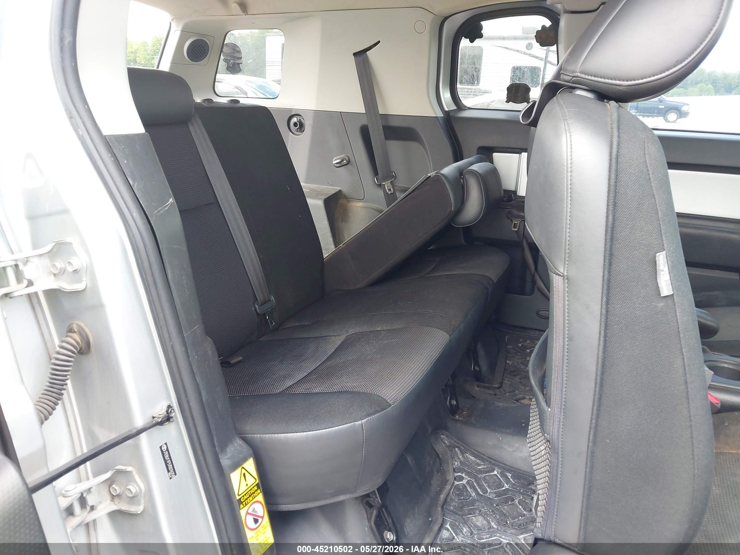 2007 Toyota Fj Cruiser   Silver vin: JTEBU11F570076258