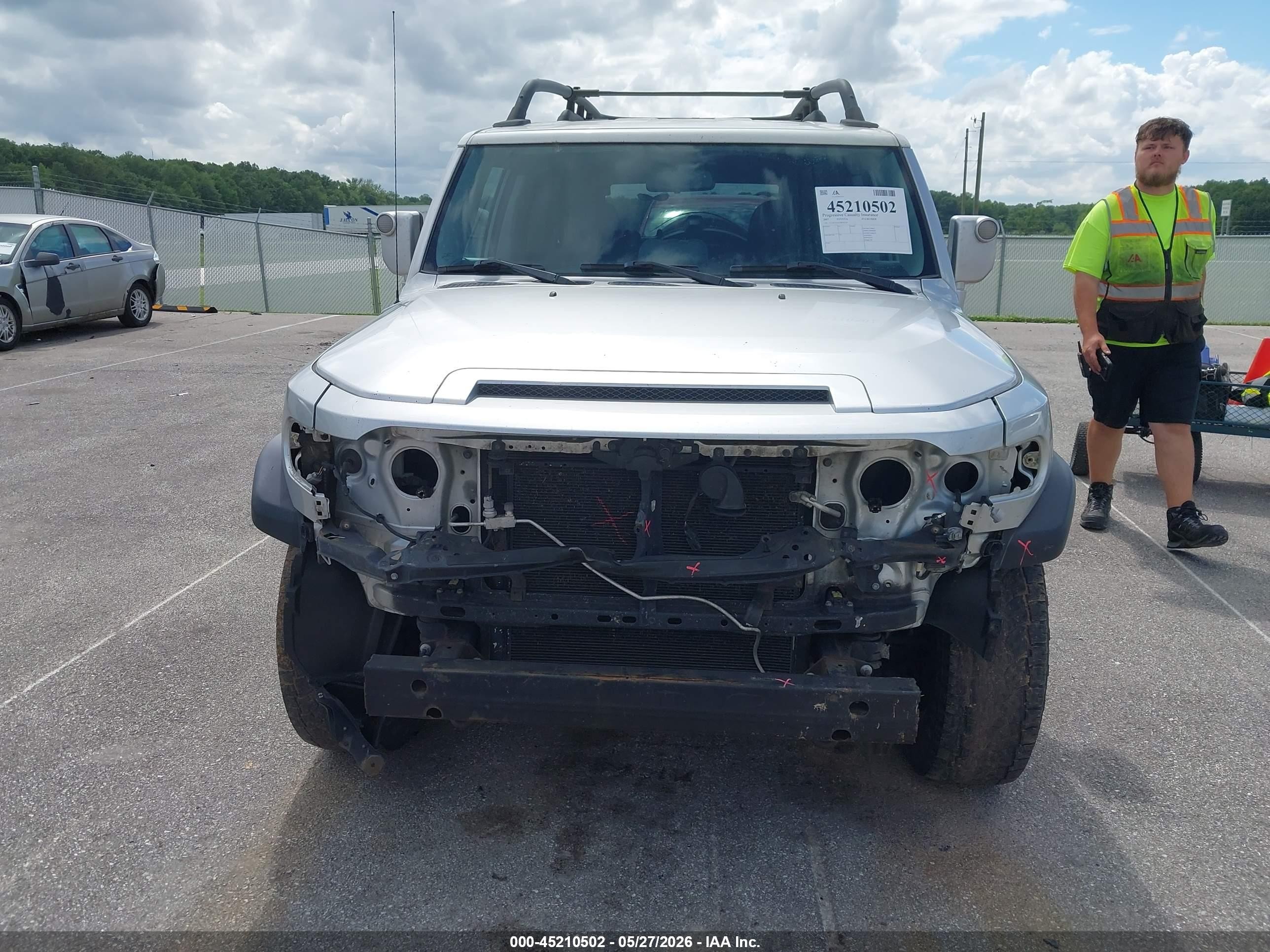 2007 Toyota Fj Cruiser   Silver vin: JTEBU11F570076258