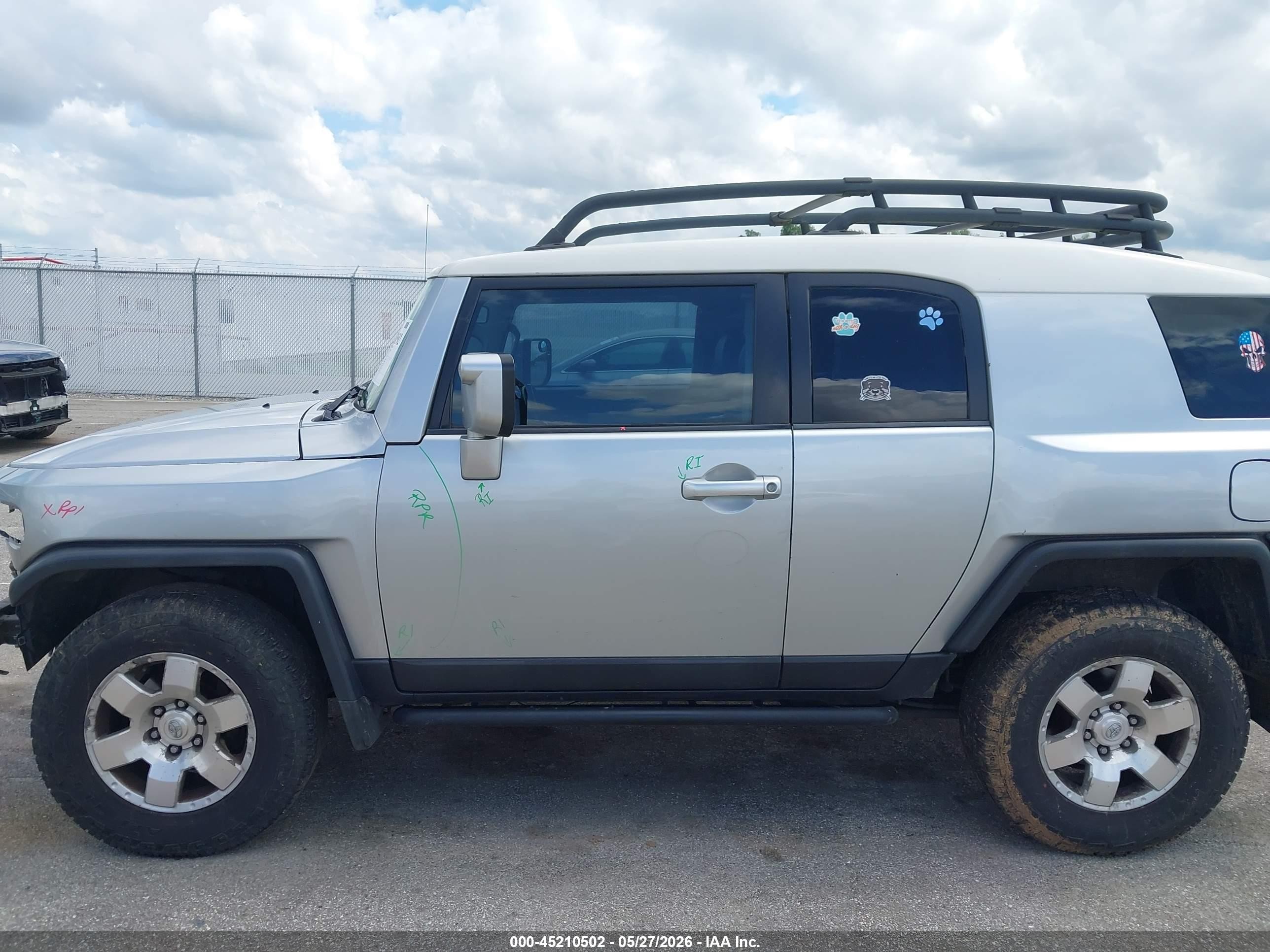 2007 Toyota Fj Cruiser   Silver vin: JTEBU11F570076258