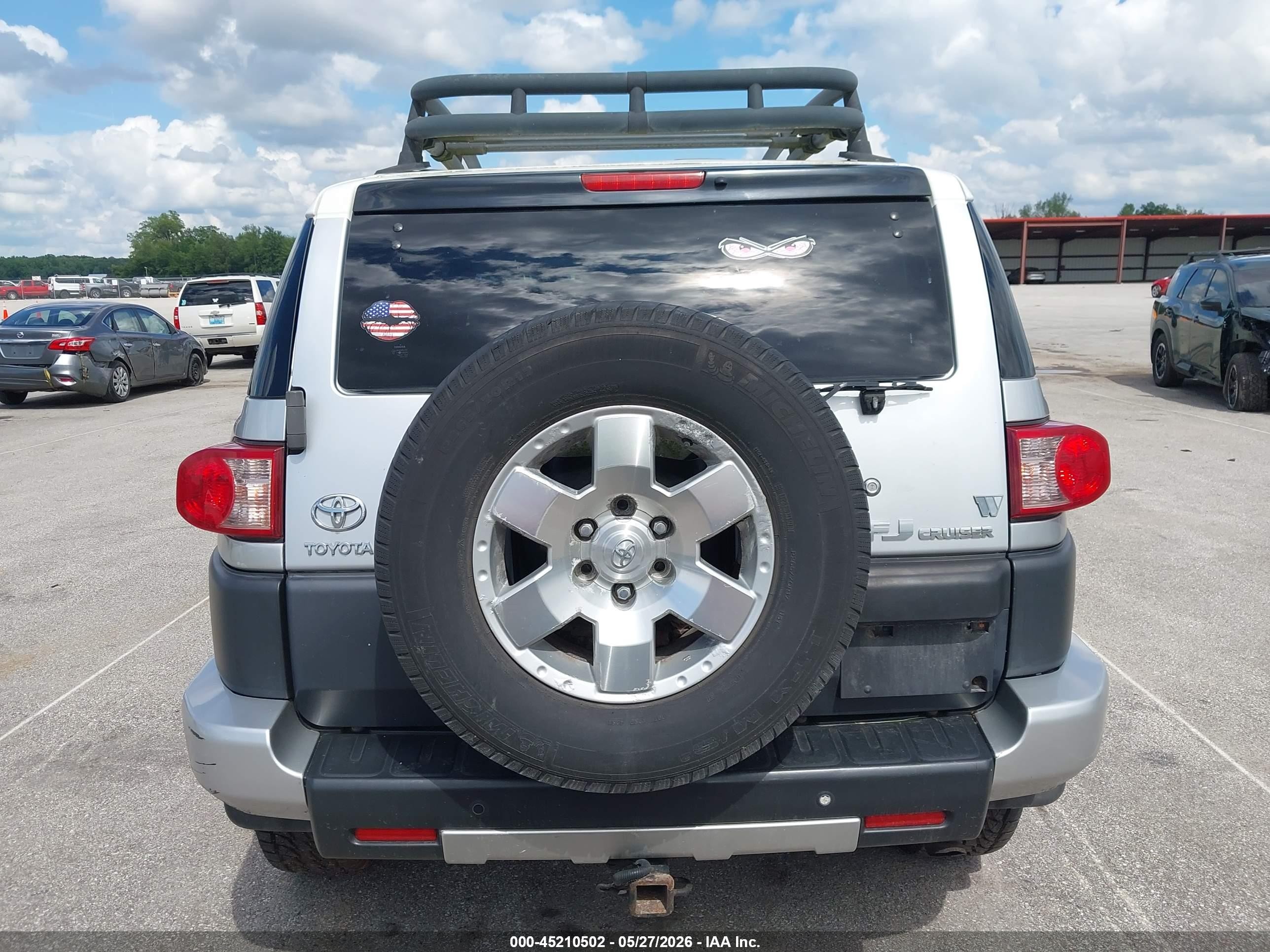 2007 Toyota Fj Cruiser   Silver vin: JTEBU11F570076258
