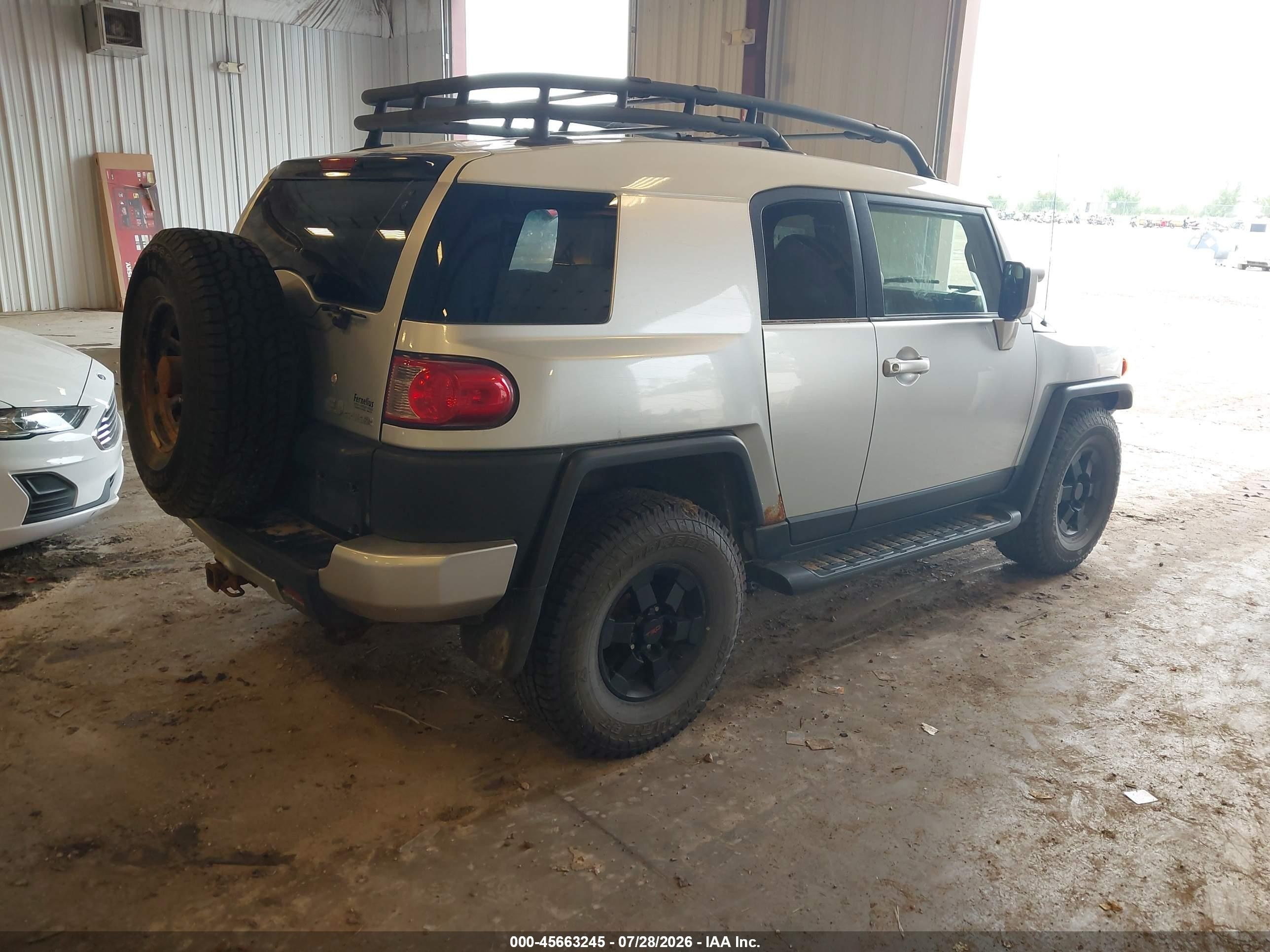 2007 Toyota Fj Cruiser   Silver vin: JTEBU11F670008468