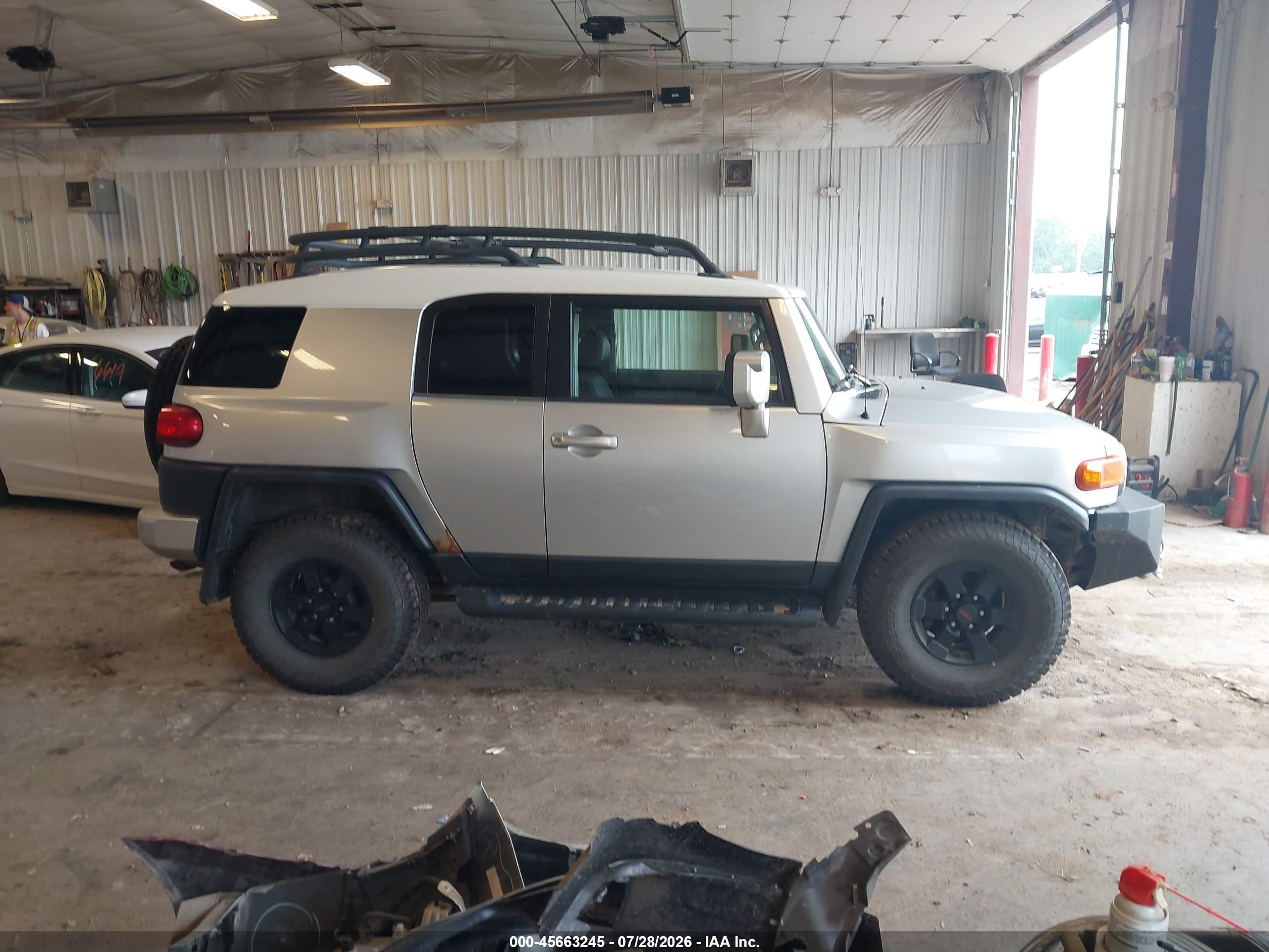 2007 Toyota Fj Cruiser   Silver vin: JTEBU11F670008468