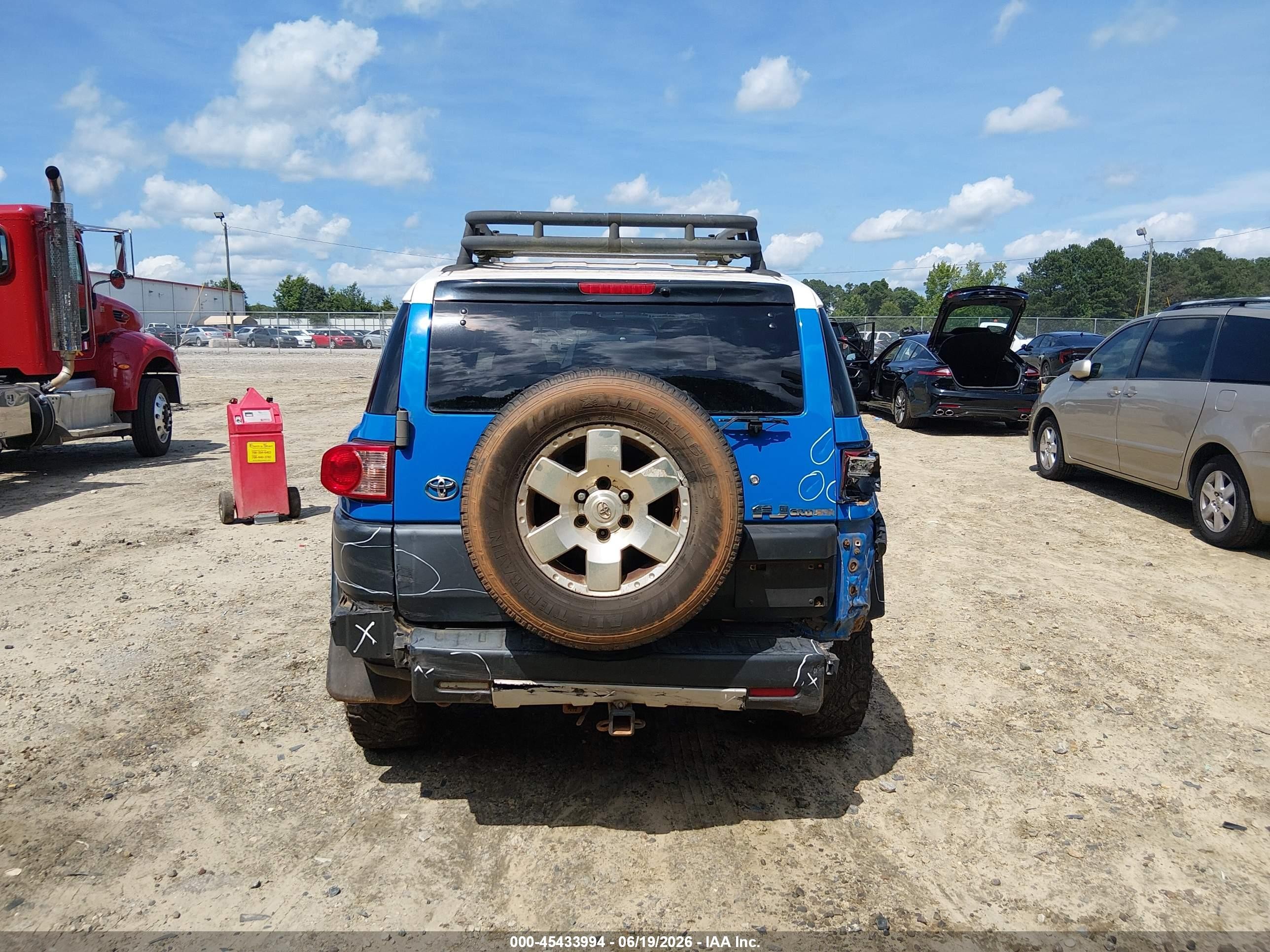 2007 Toyota Fj Cruiser   Blue vin: JTEBU11F670066354