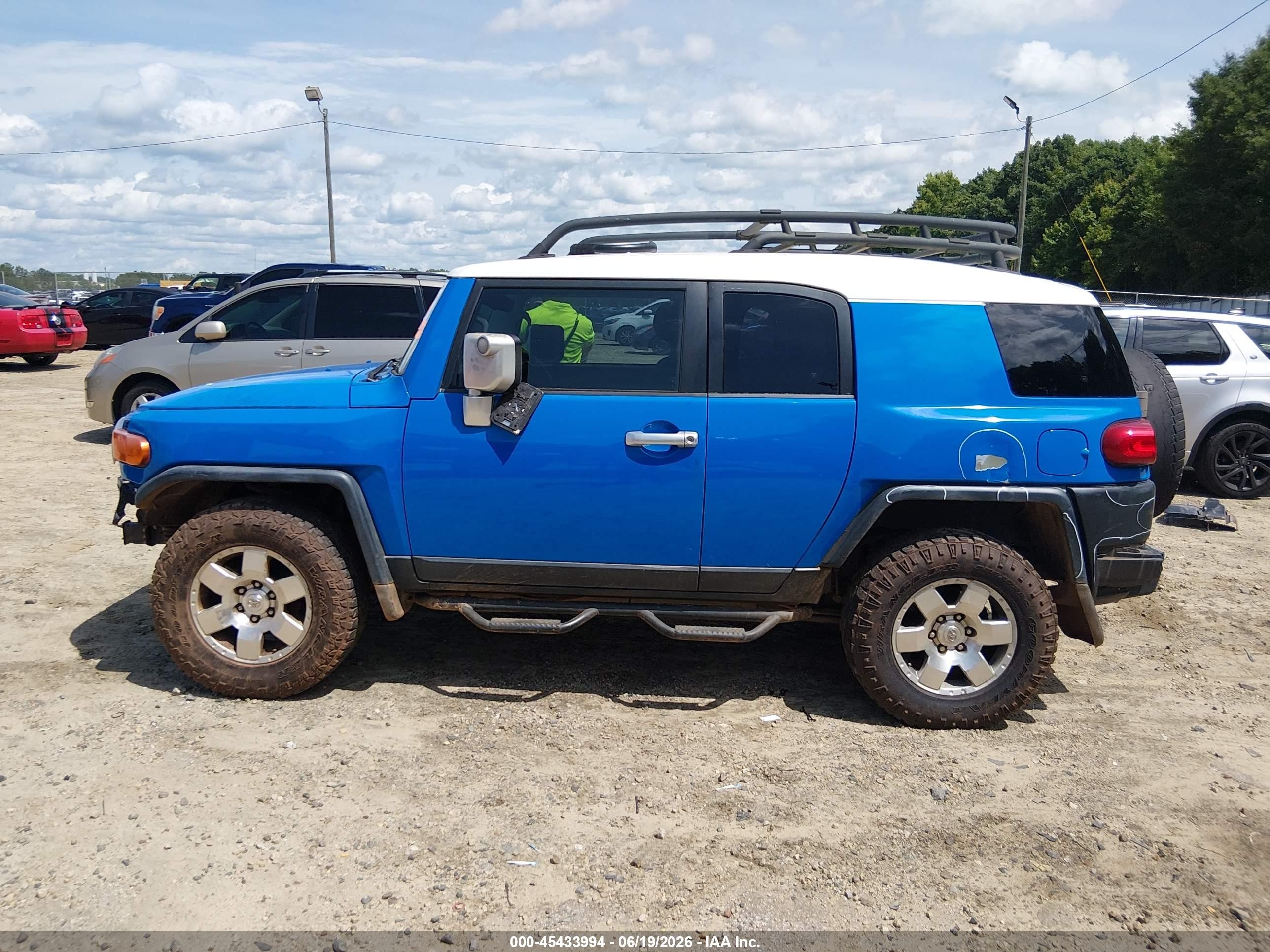 2007 Toyota Fj Cruiser   Blue vin: JTEBU11F670066354