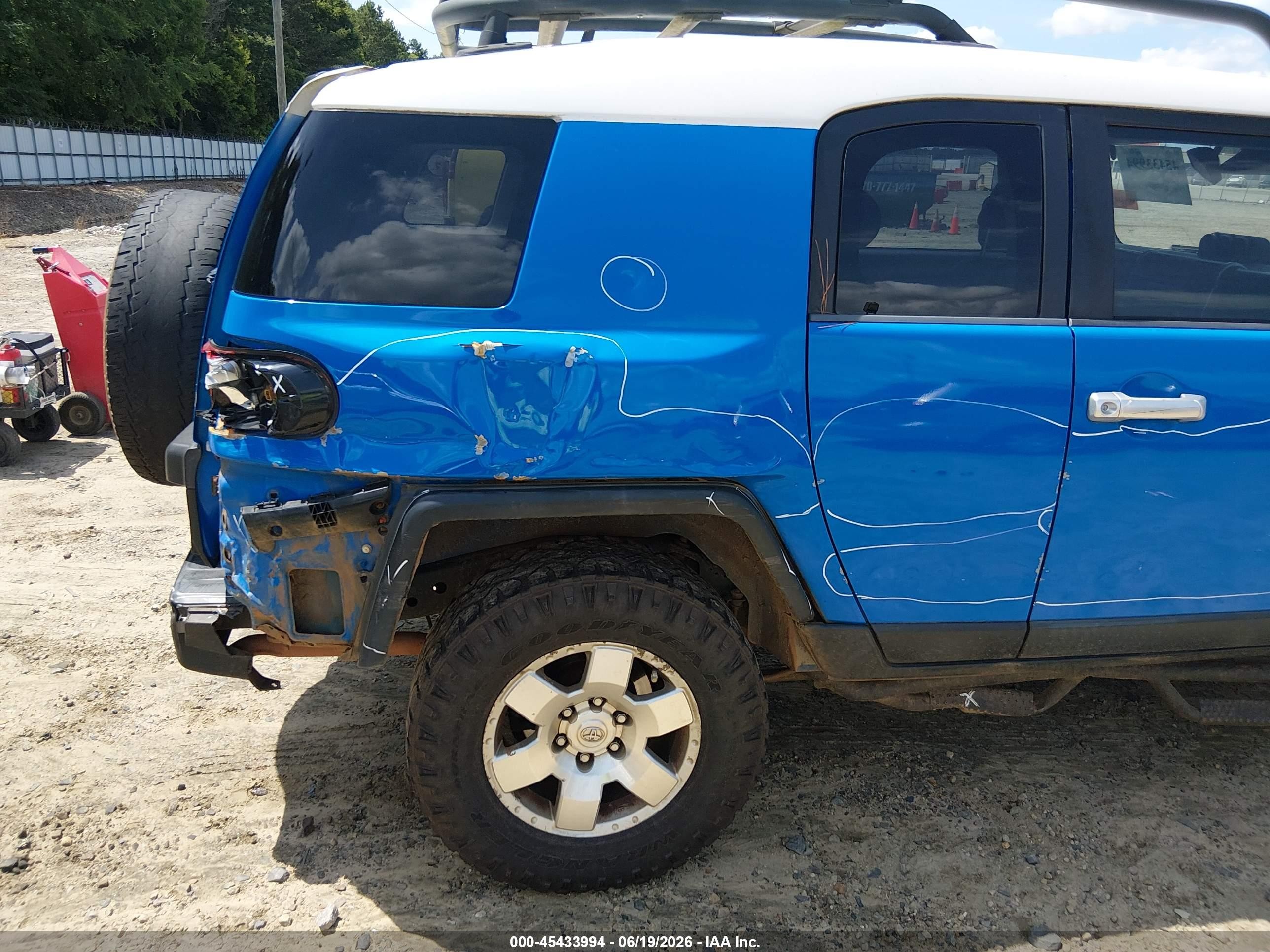 2007 Toyota Fj Cruiser   Blue vin: JTEBU11F670066354