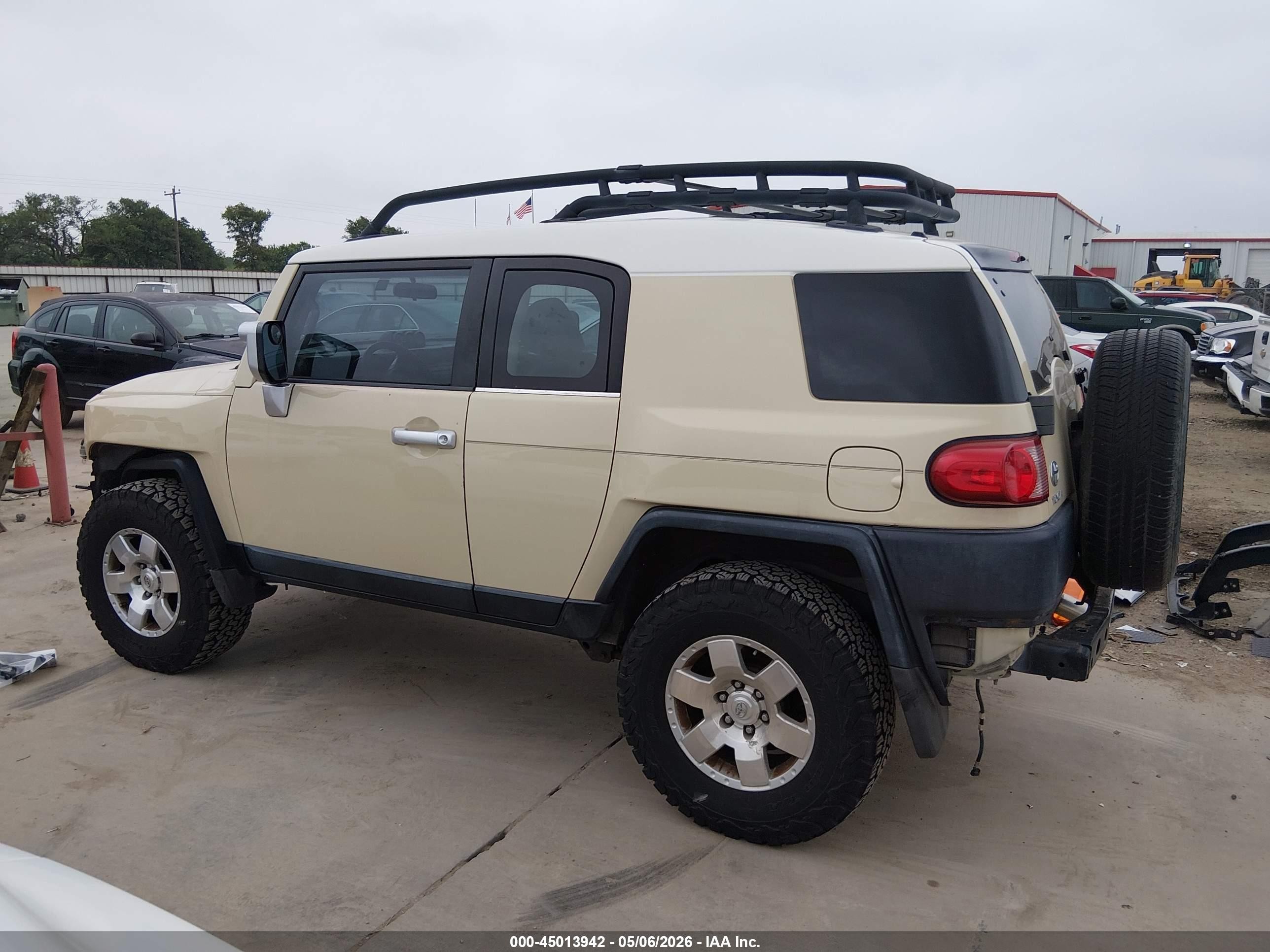2008 Toyota Fj Cruiser   Beige vin: JTEBU11F68K046224